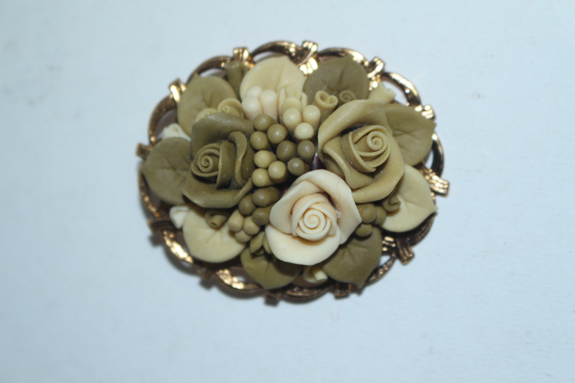 꽃이 장식된 브롯지