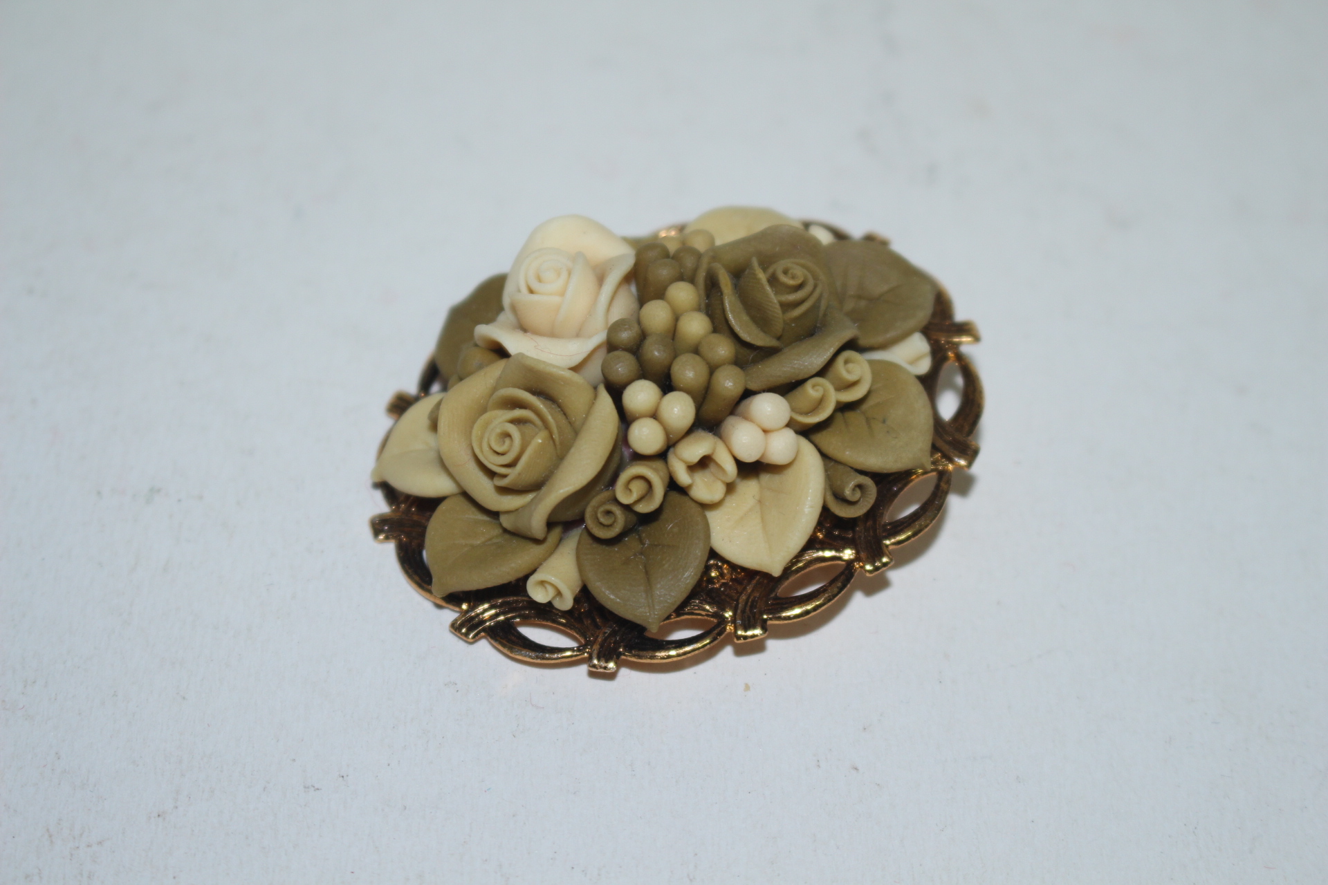 꽃이 장식된 브롯지