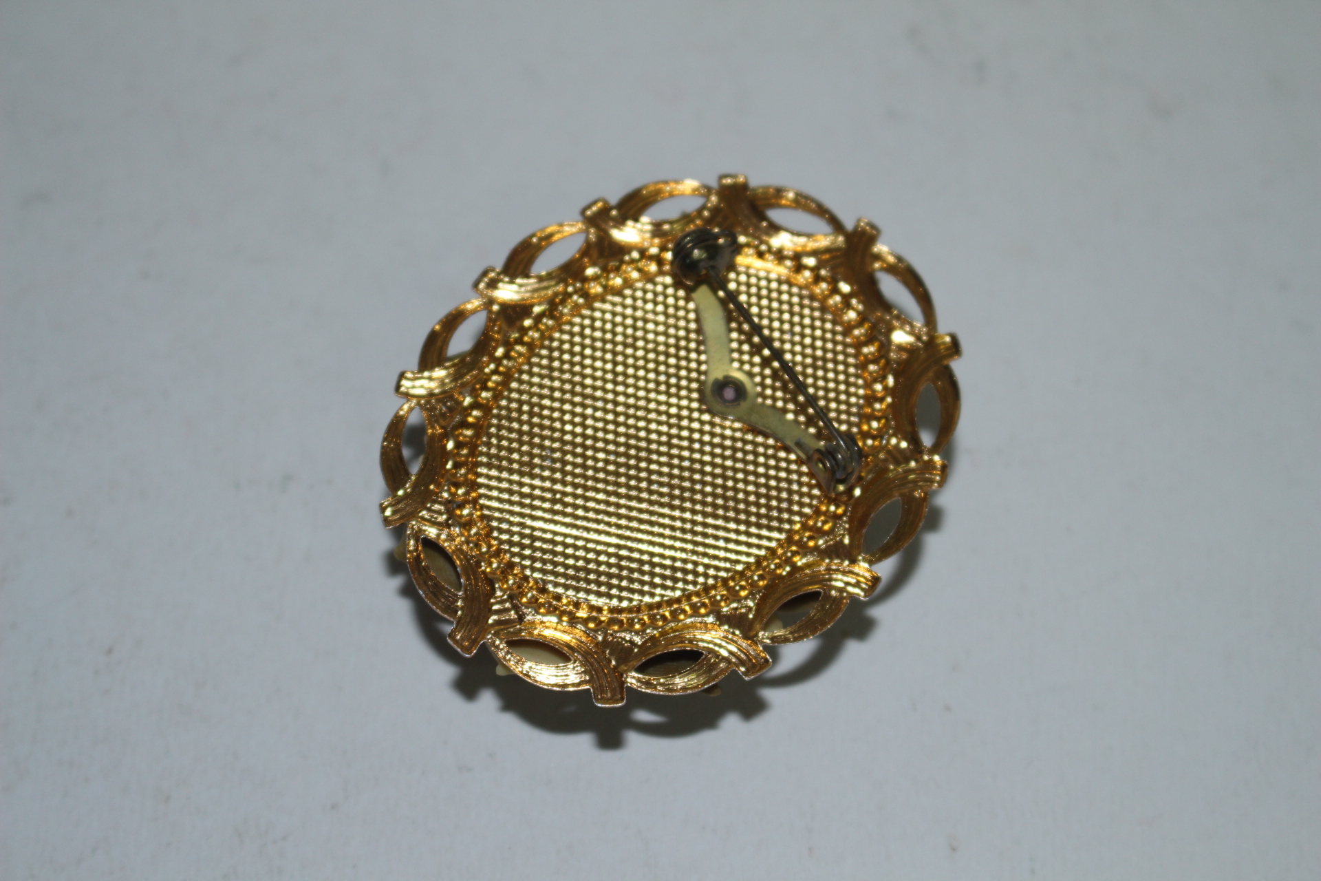 꽃이 장식된 브롯지