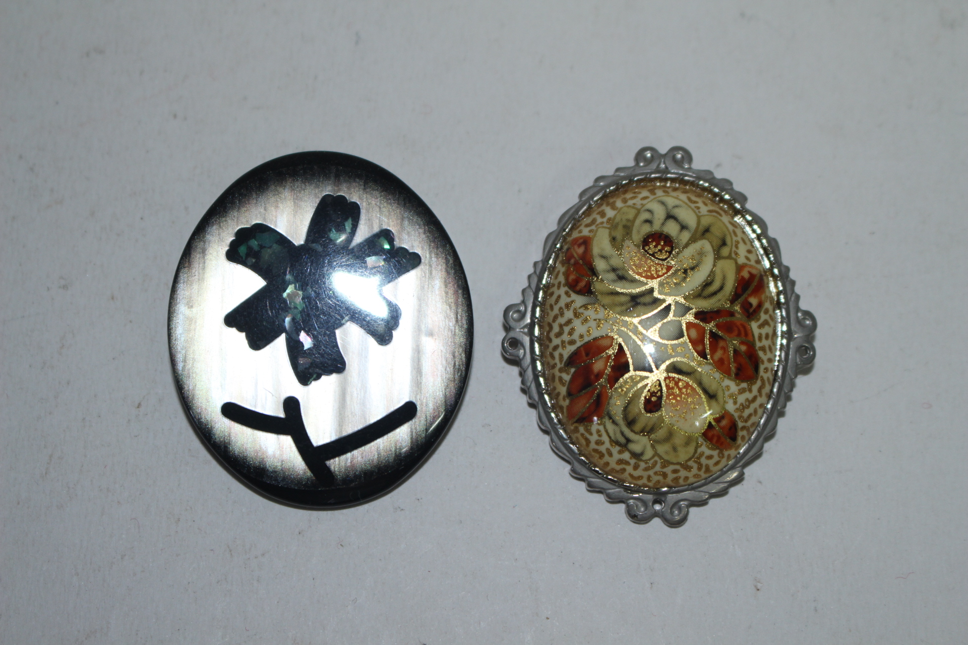 화문이 장식된 브롯지 2점