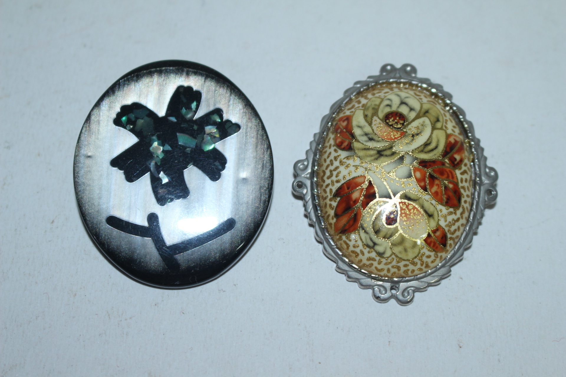 화문이 장식된 브롯지 2점