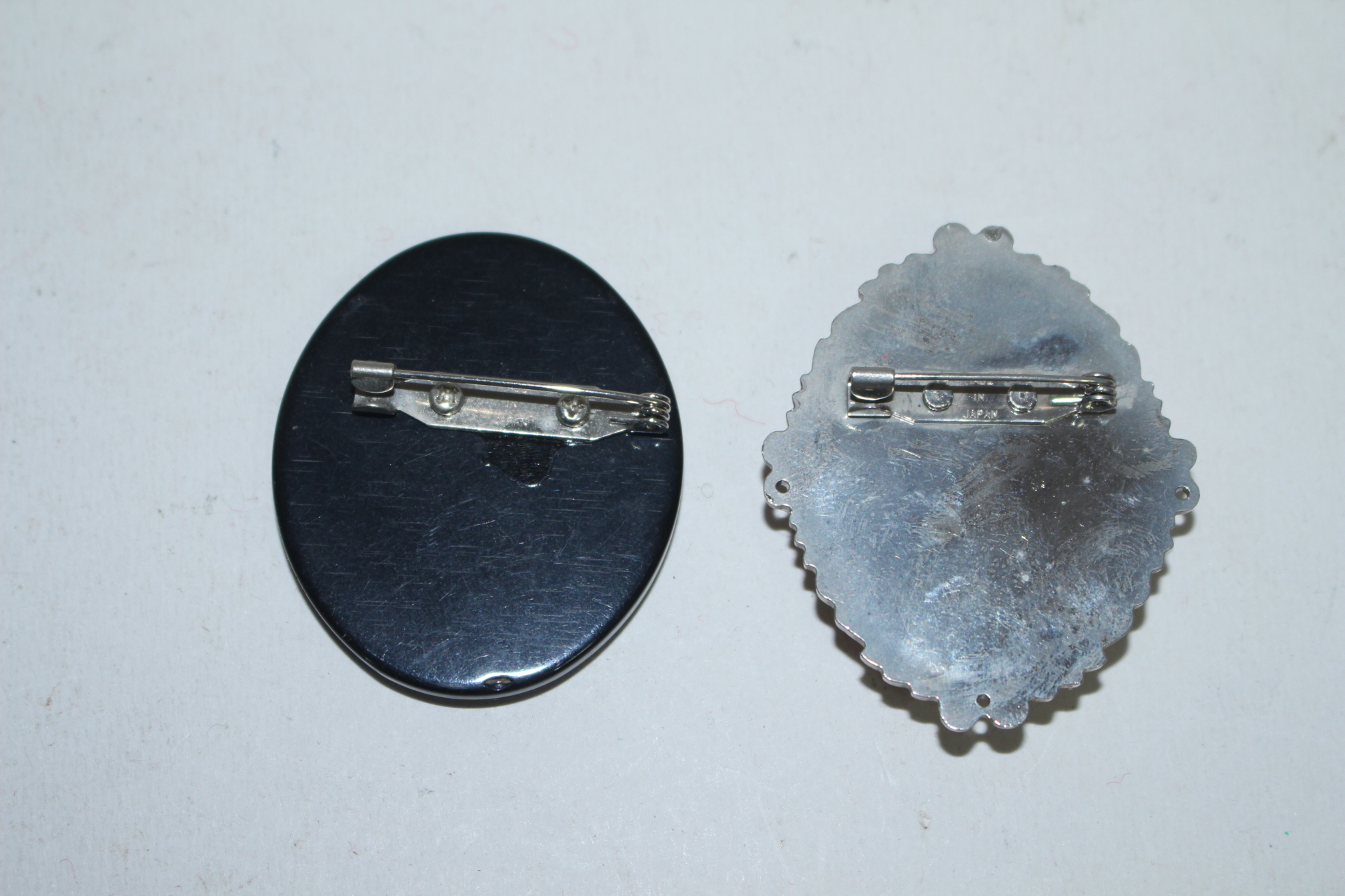 화문이 장식된 브롯지 2점