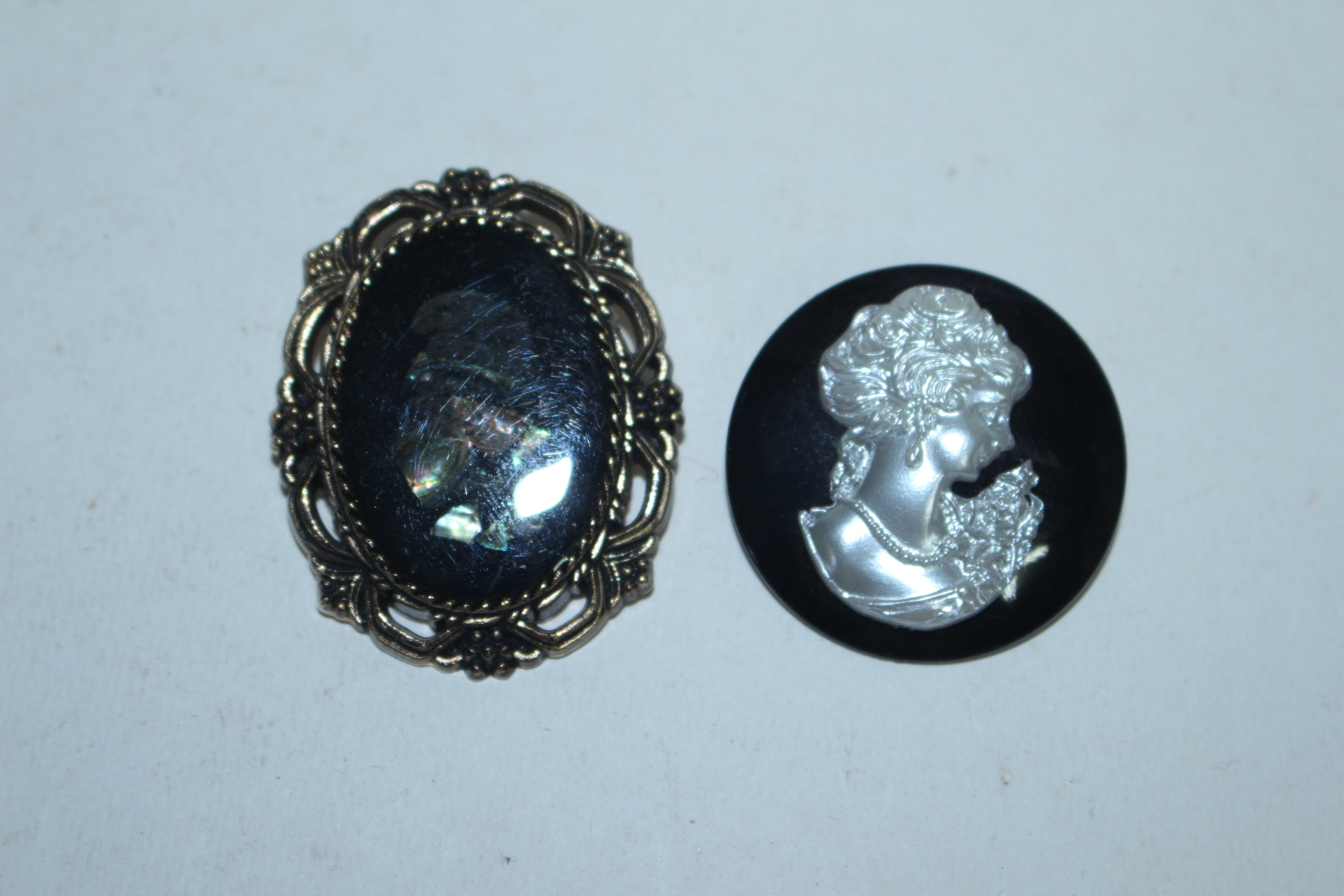 화문과 여인이 장식된 브롯지 2점