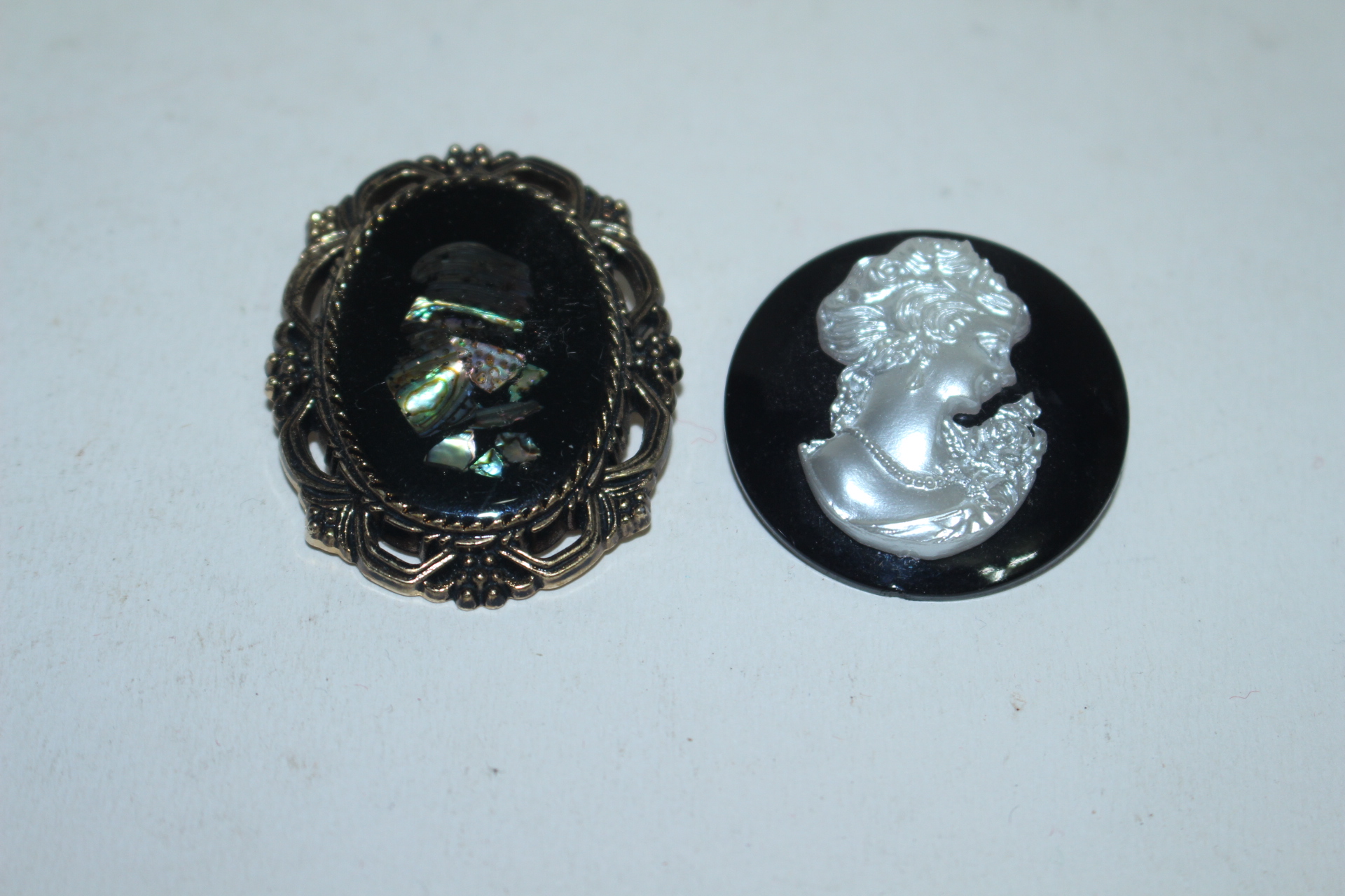 화문과 여인이 장식된 브롯지 2점