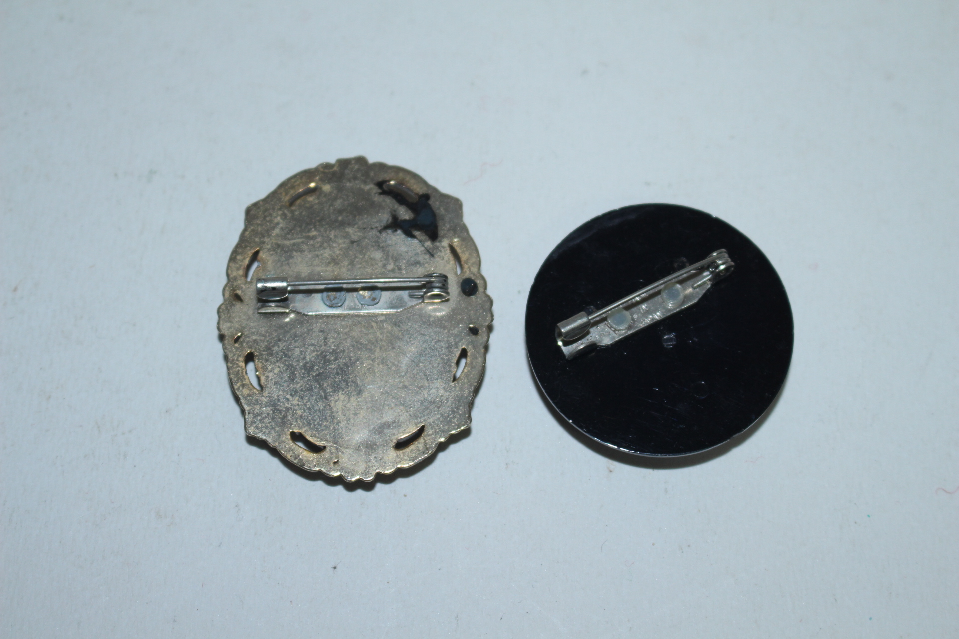 화문과 여인이 장식된 브롯지 2점