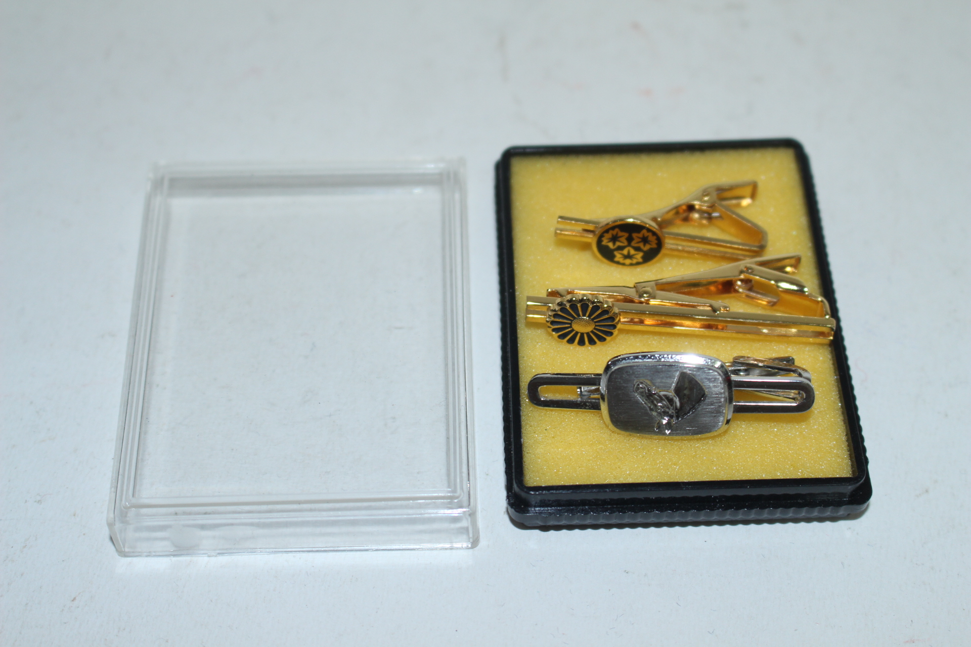 말과 화문이 있는 넥타이핀 3점