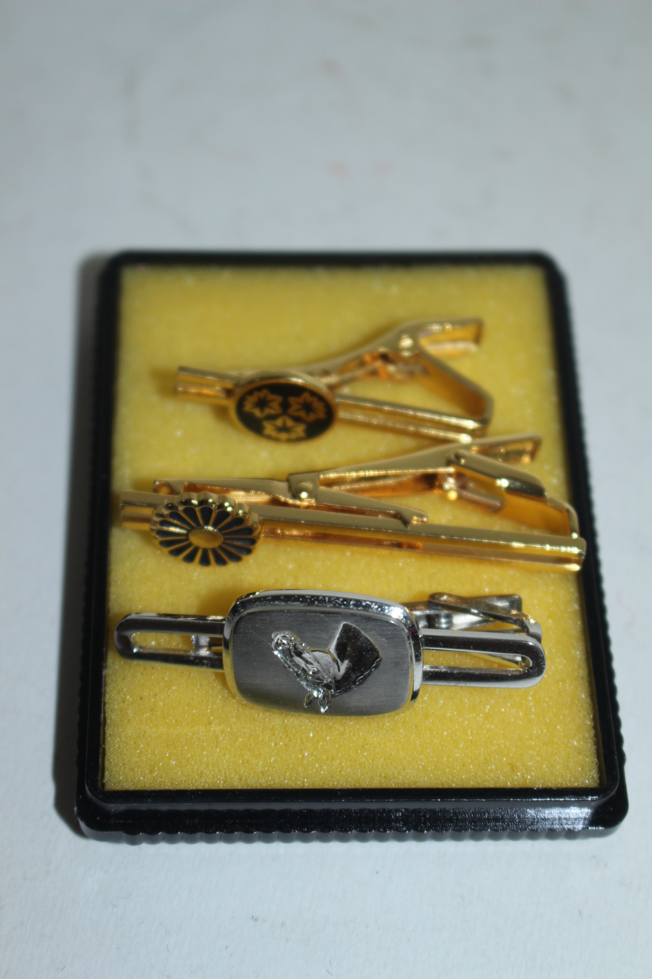 말과 화문이 있는 넥타이핀 3점