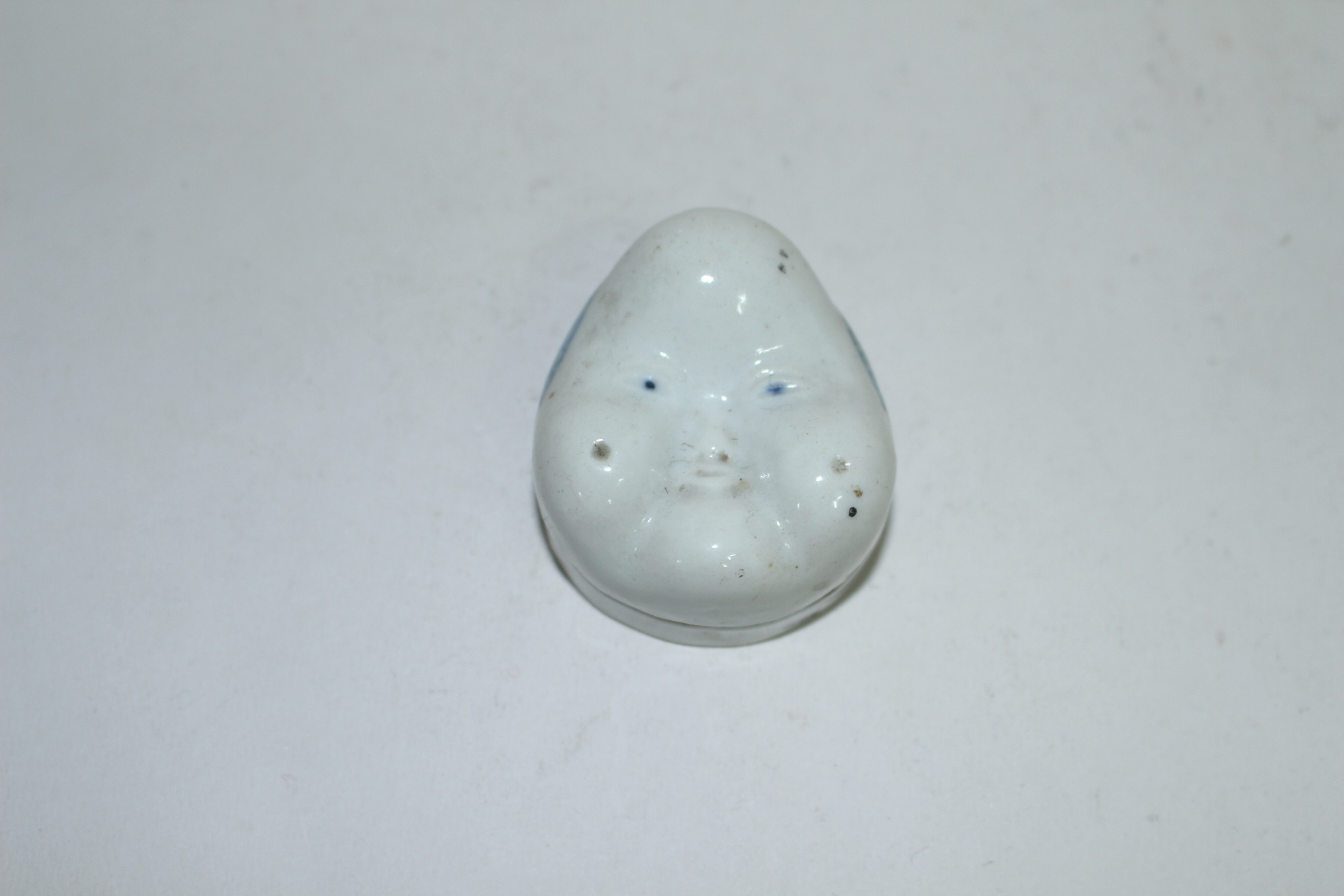 외사기 연대의 백자 얼굴모양 인주함