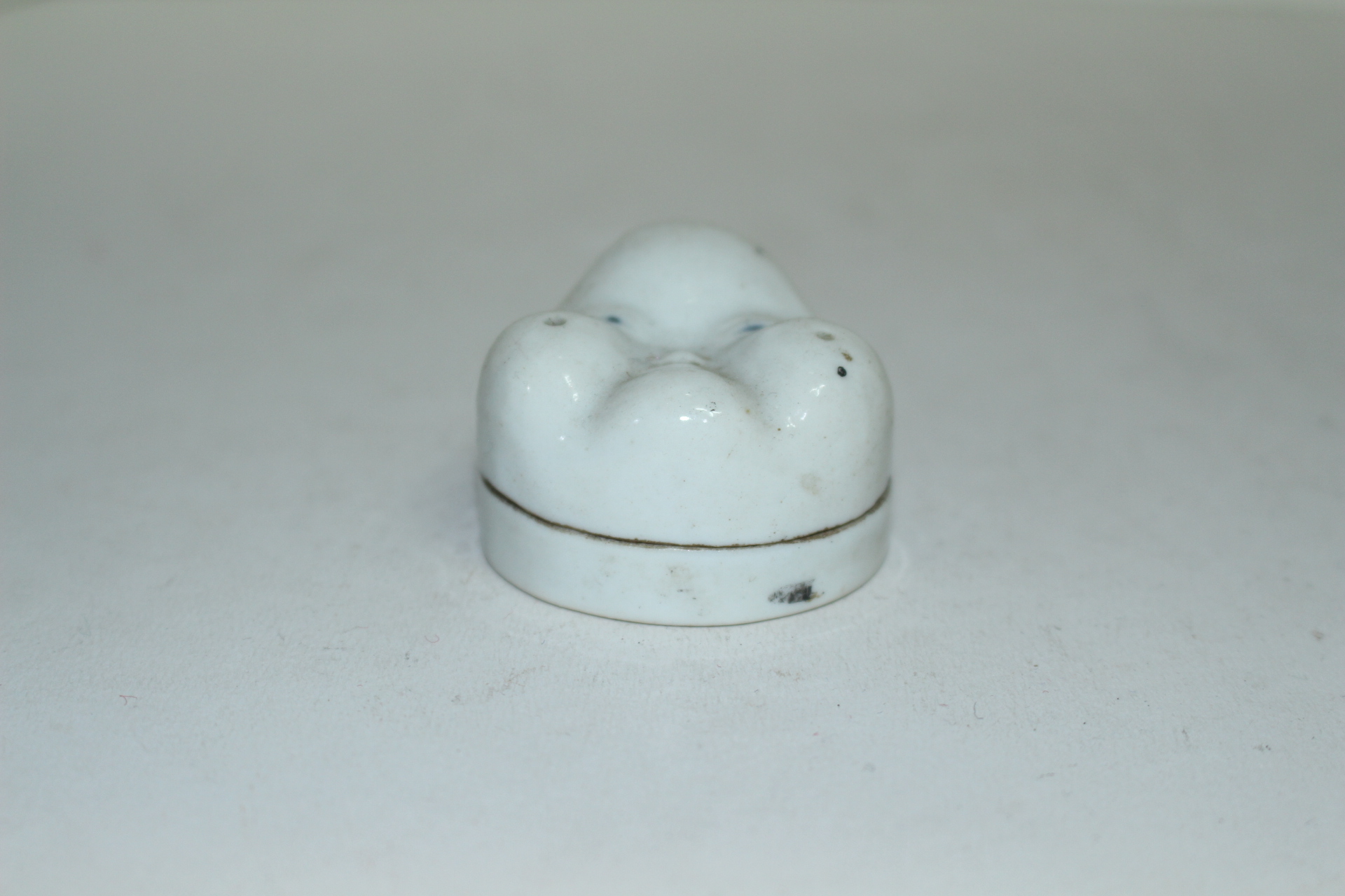 외사기 연대의 백자 얼굴모양 인주함