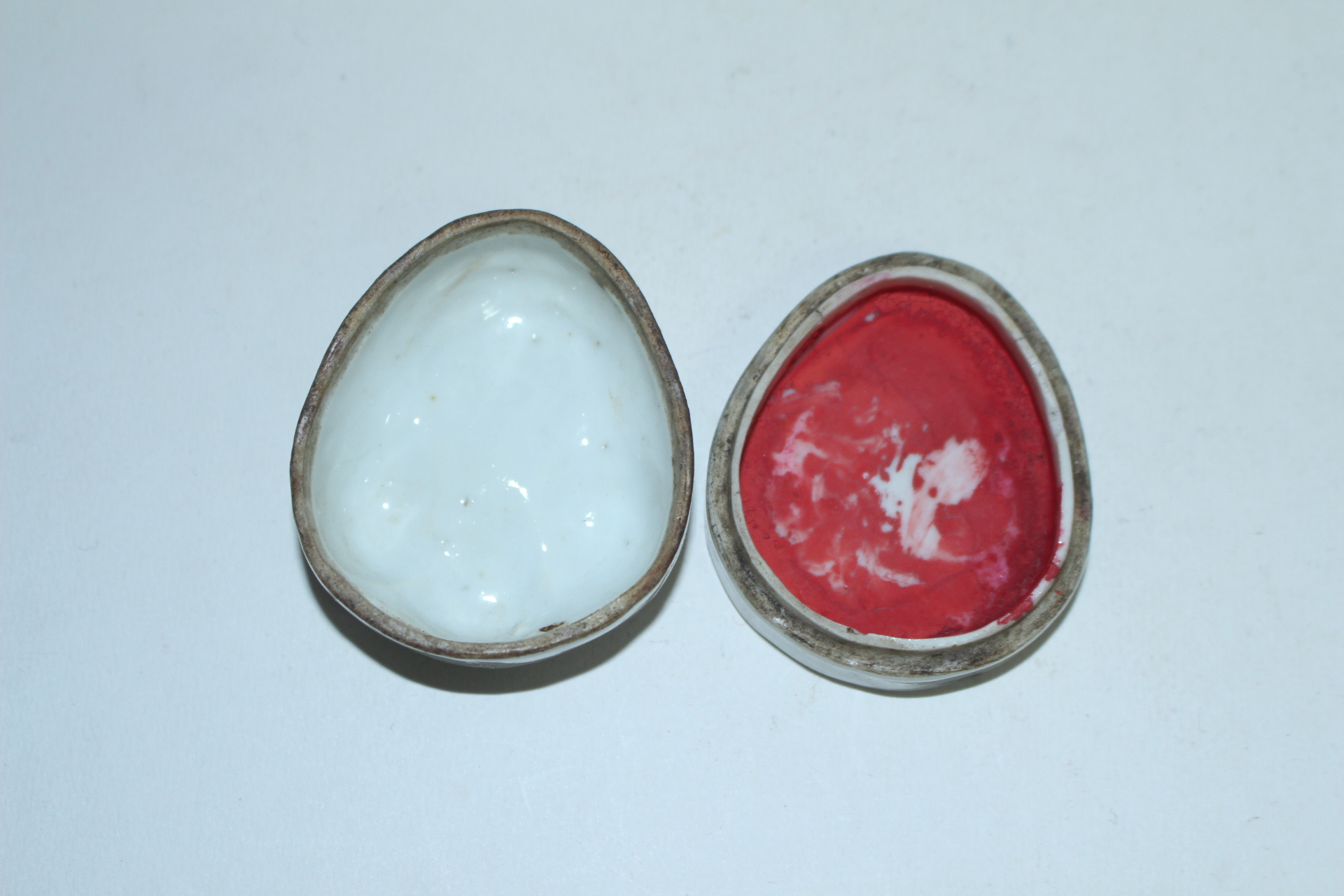 외사기 연대의 백자 얼굴모양 인주함