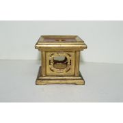 연대가좋은 나무에 금채된 사각화대