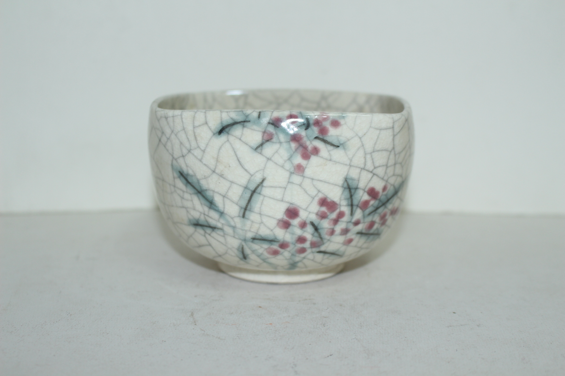 빙열이 많은 분청자 청화진사화문 사각말찻잔