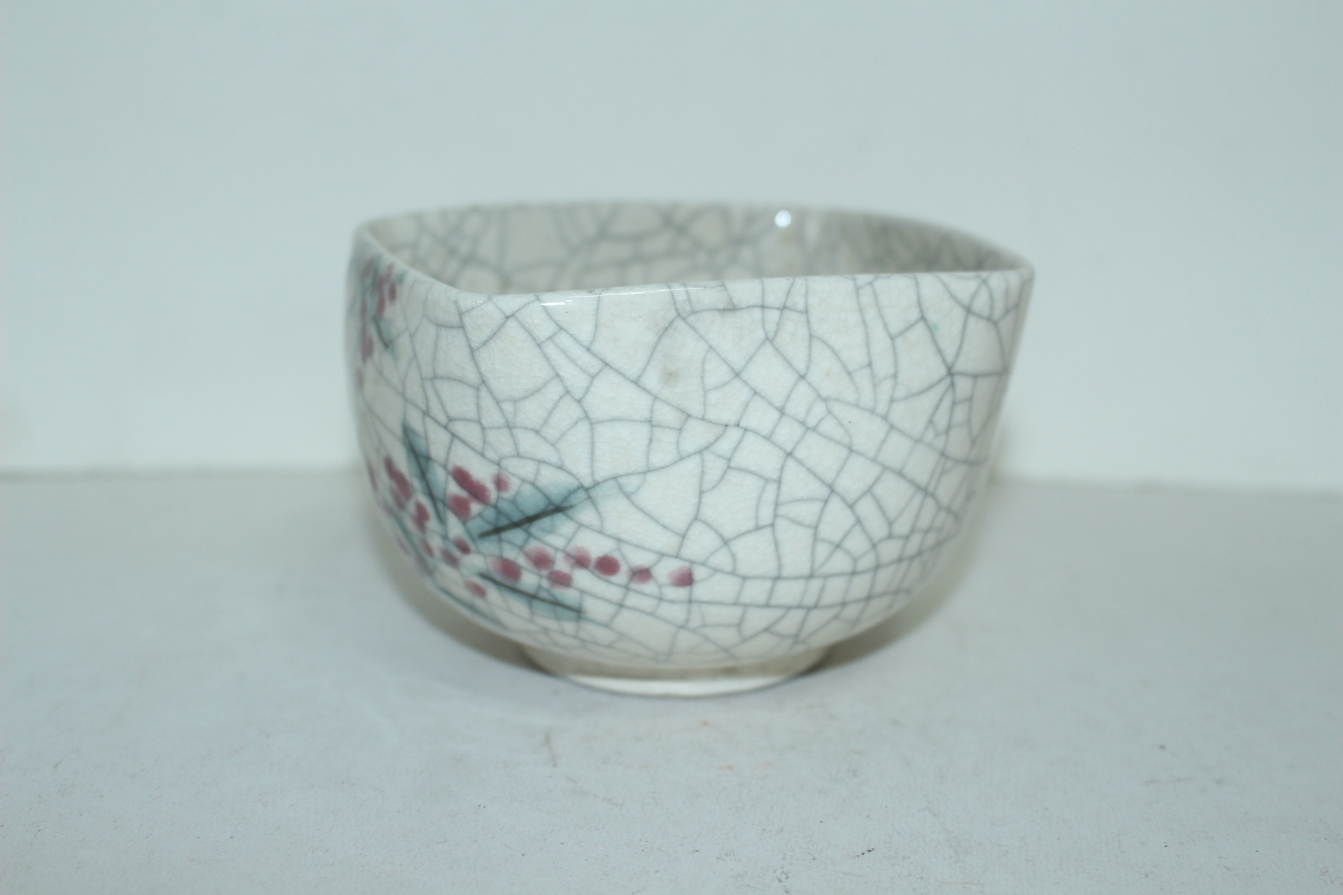 빙열이 많은 분청자 청화진사화문 사각말찻잔