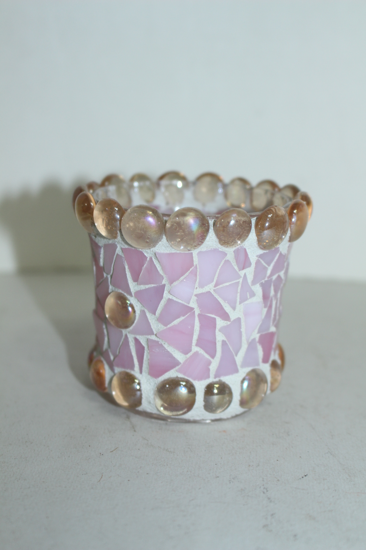 유리에 모자이크처리된 완