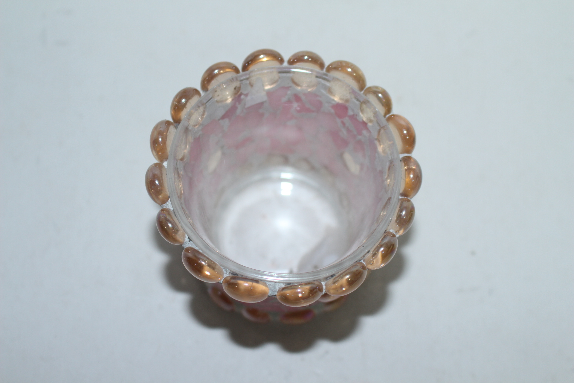 유리에 모자이크처리된 완