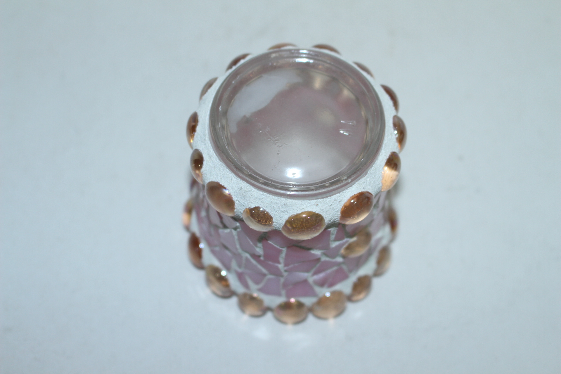 유리에 모자이크처리된 완