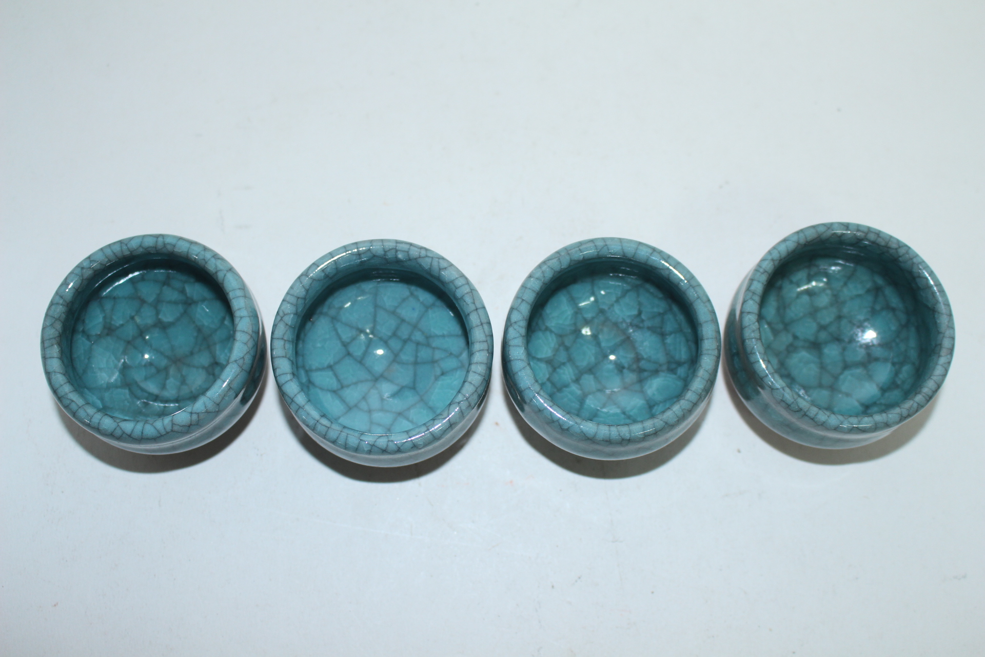 빙열이 많은 청자잔 4점