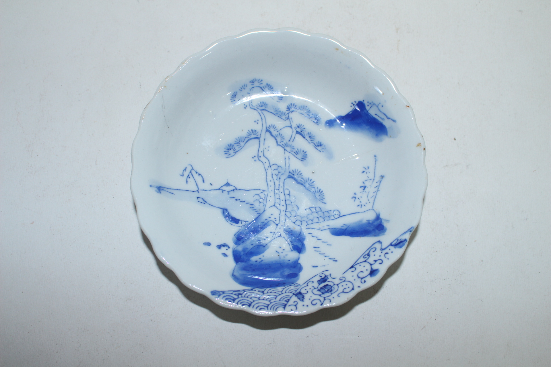 연대가좋은 청화백자 산수노송문 화형완