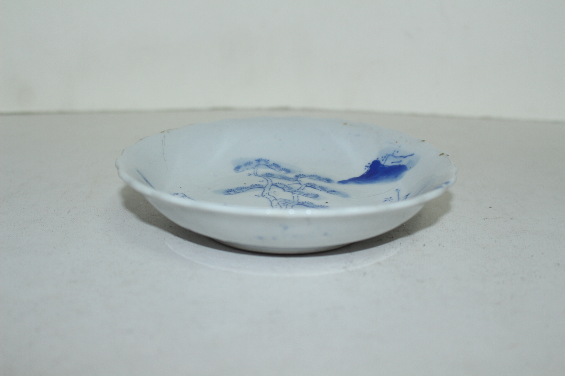 연대가좋은 청화백자 산수노송문 화형완