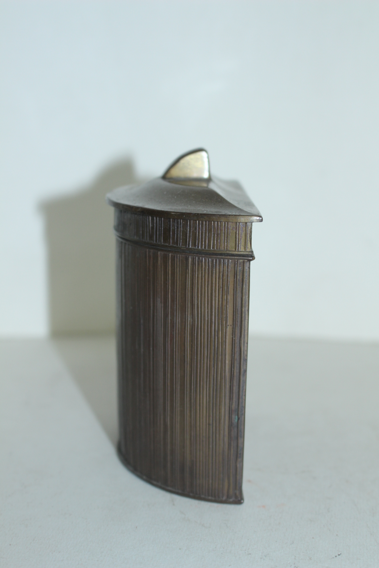 묵직한 주석재질로된 반달 함