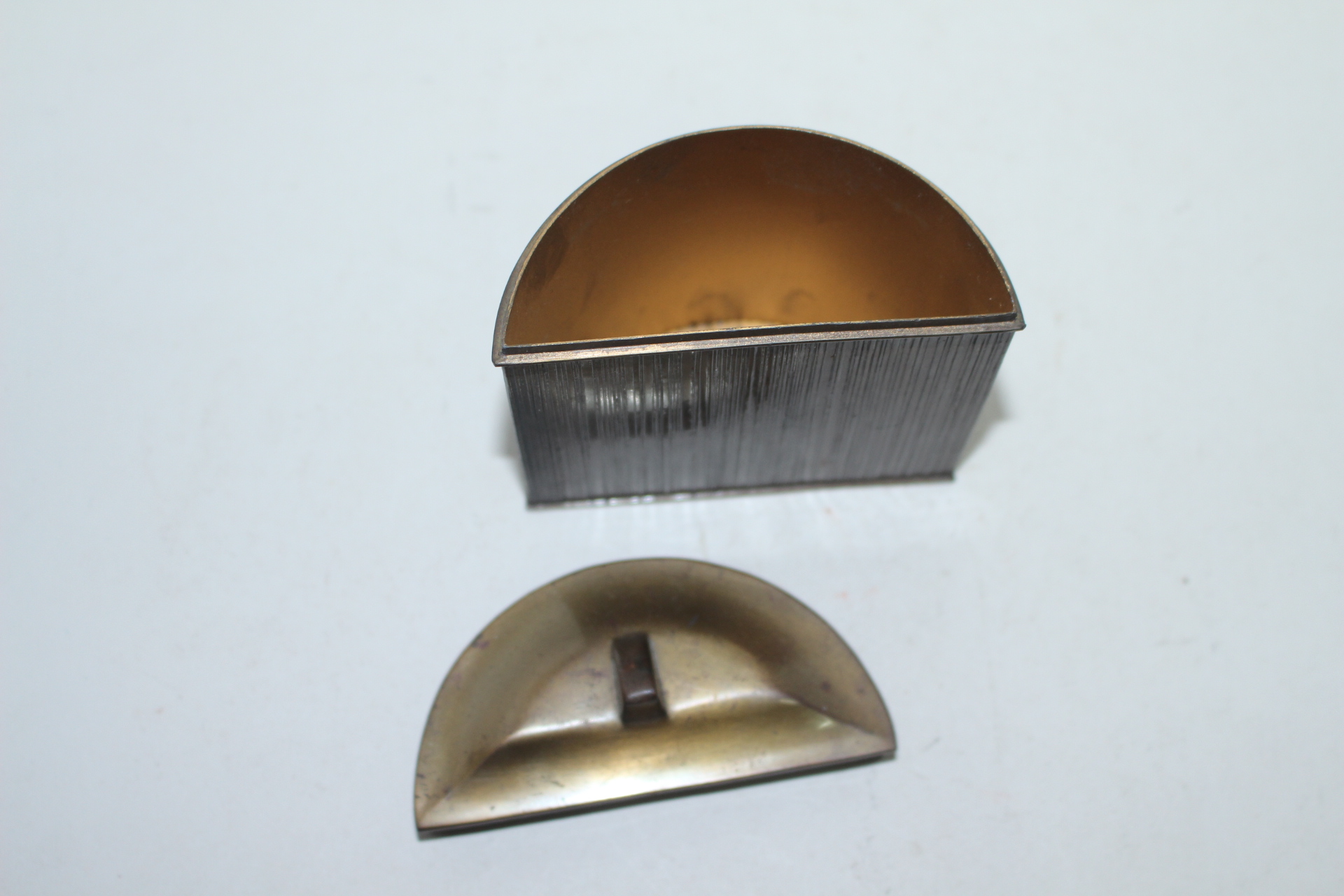 묵직한 주석재질로된 반달 함