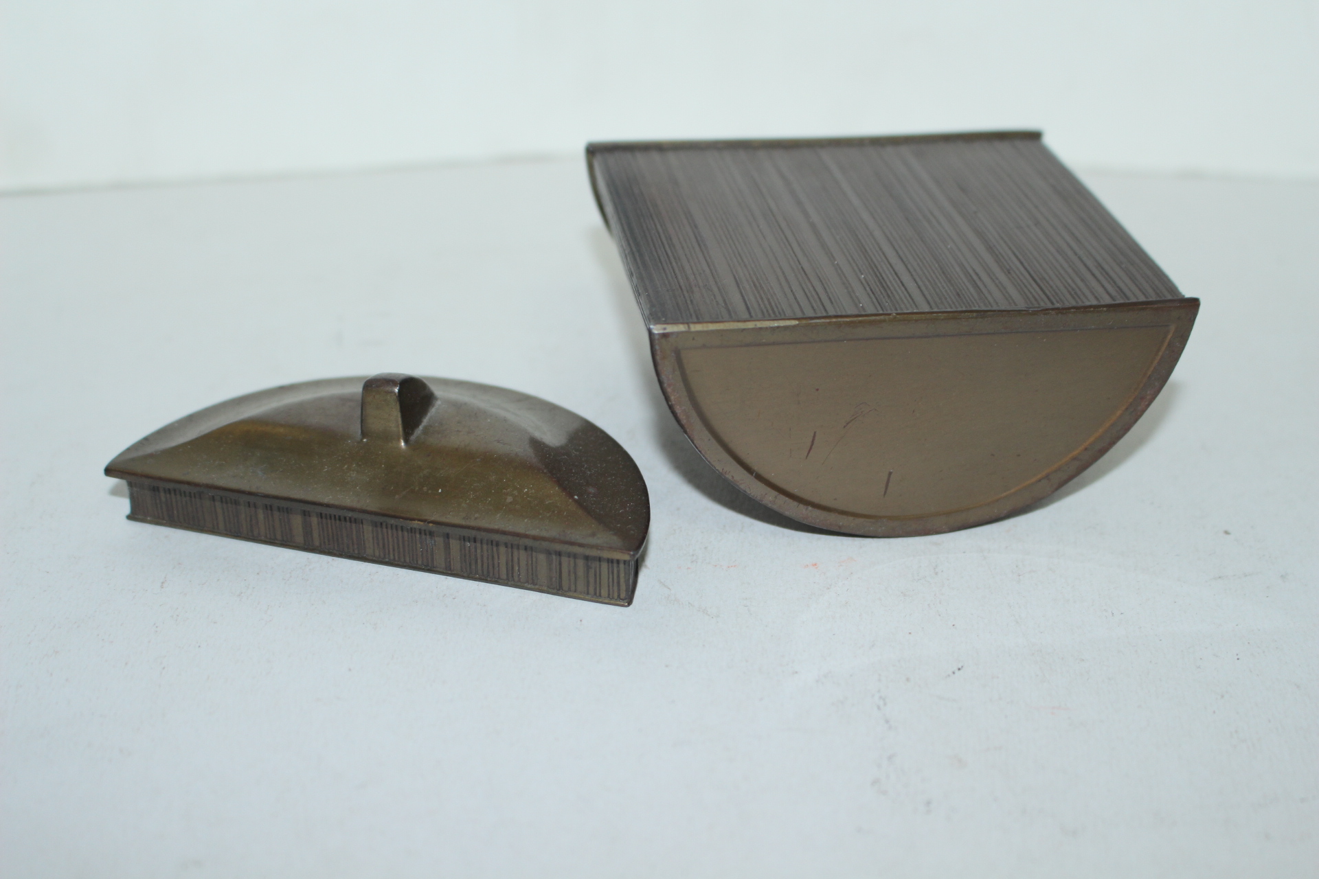 묵직한 주석재질로된 반달 함