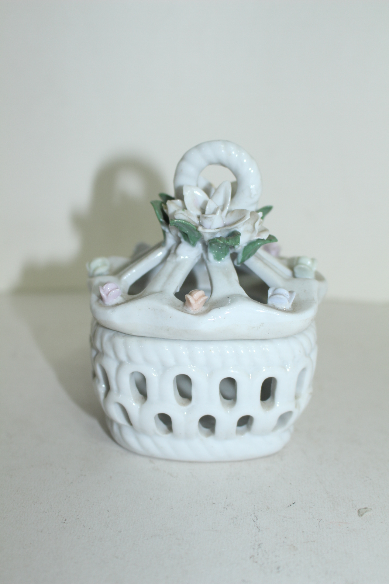 백자 투각화형 화문 합