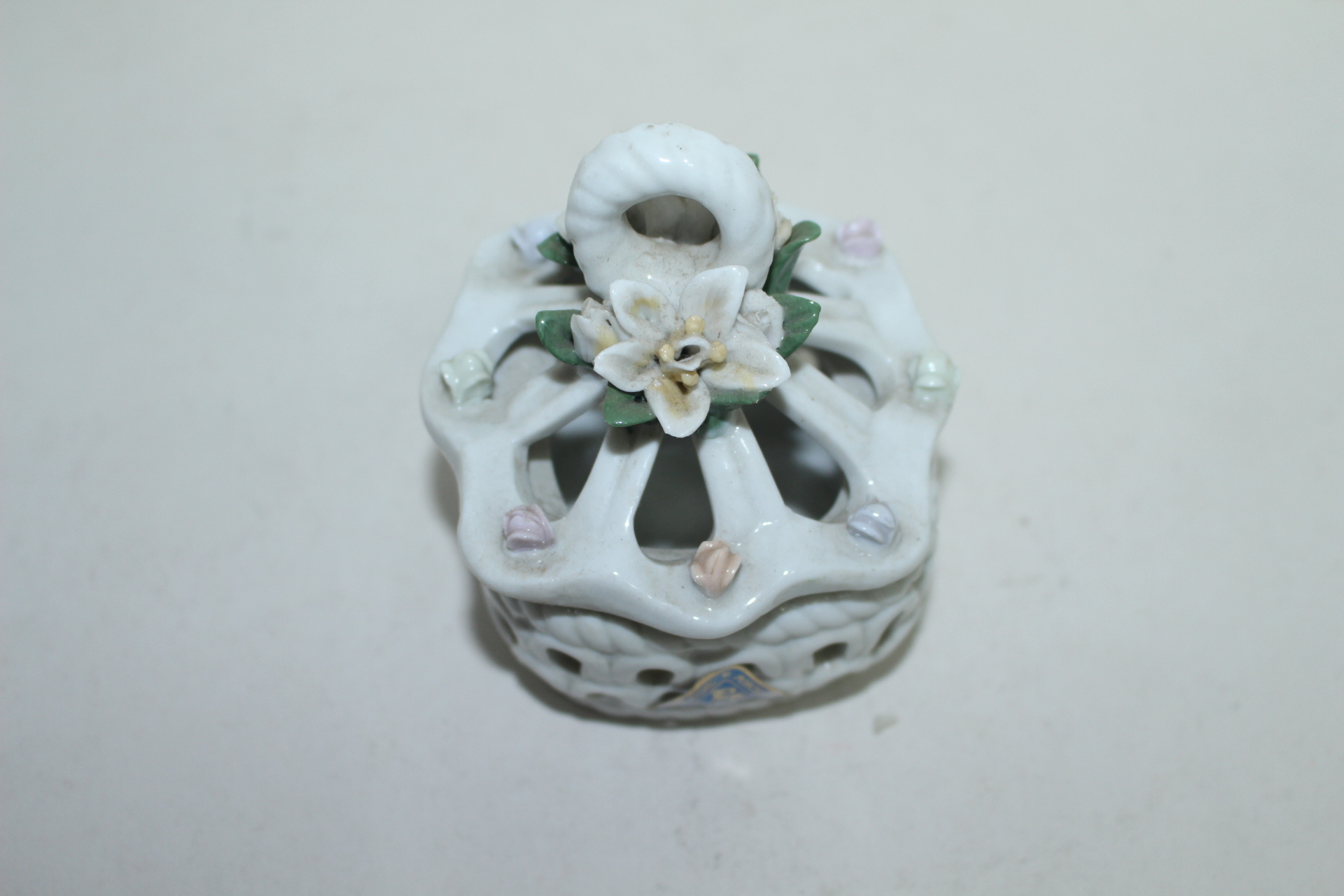 백자 투각화형 화문 합