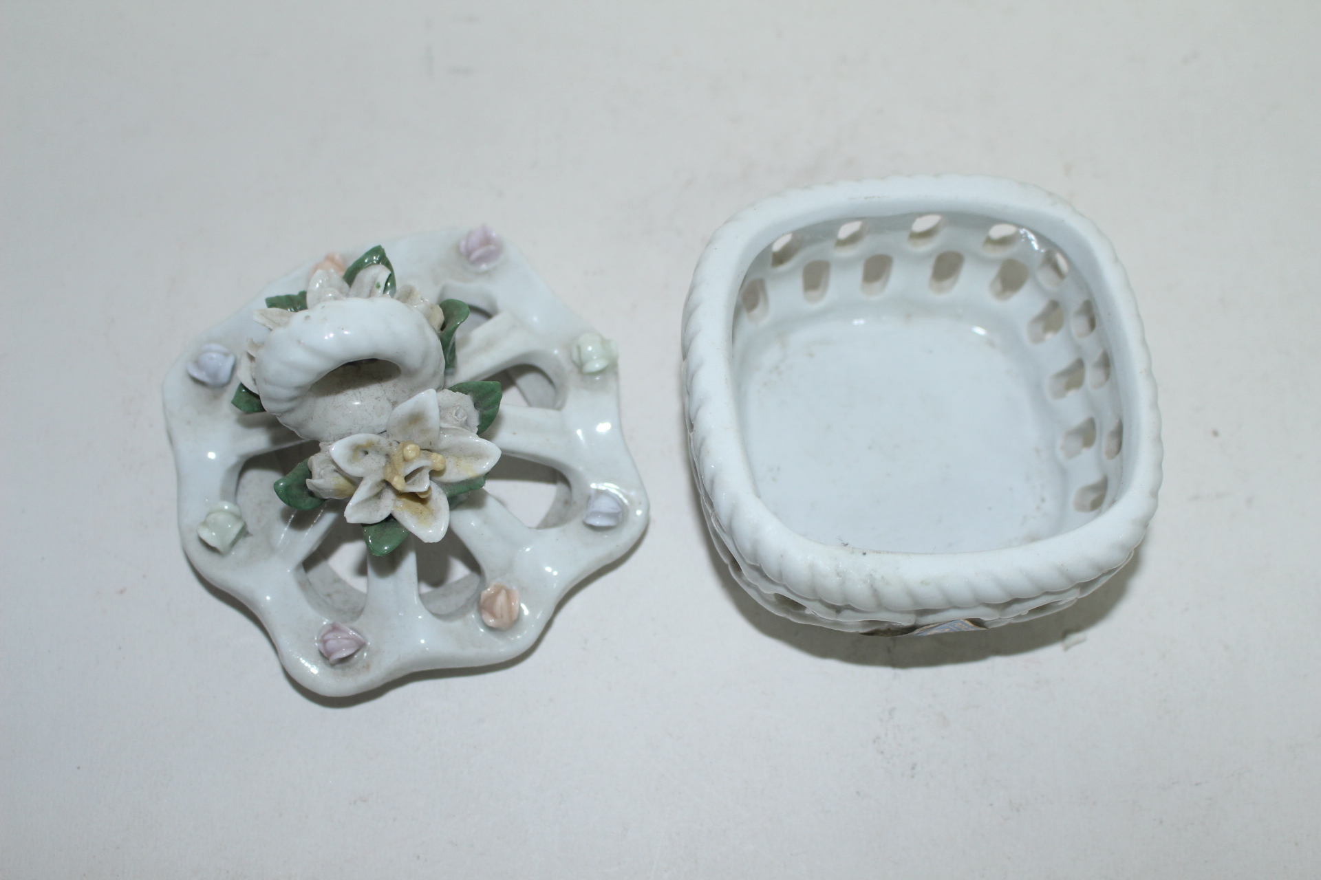 백자 투각화형 화문 합