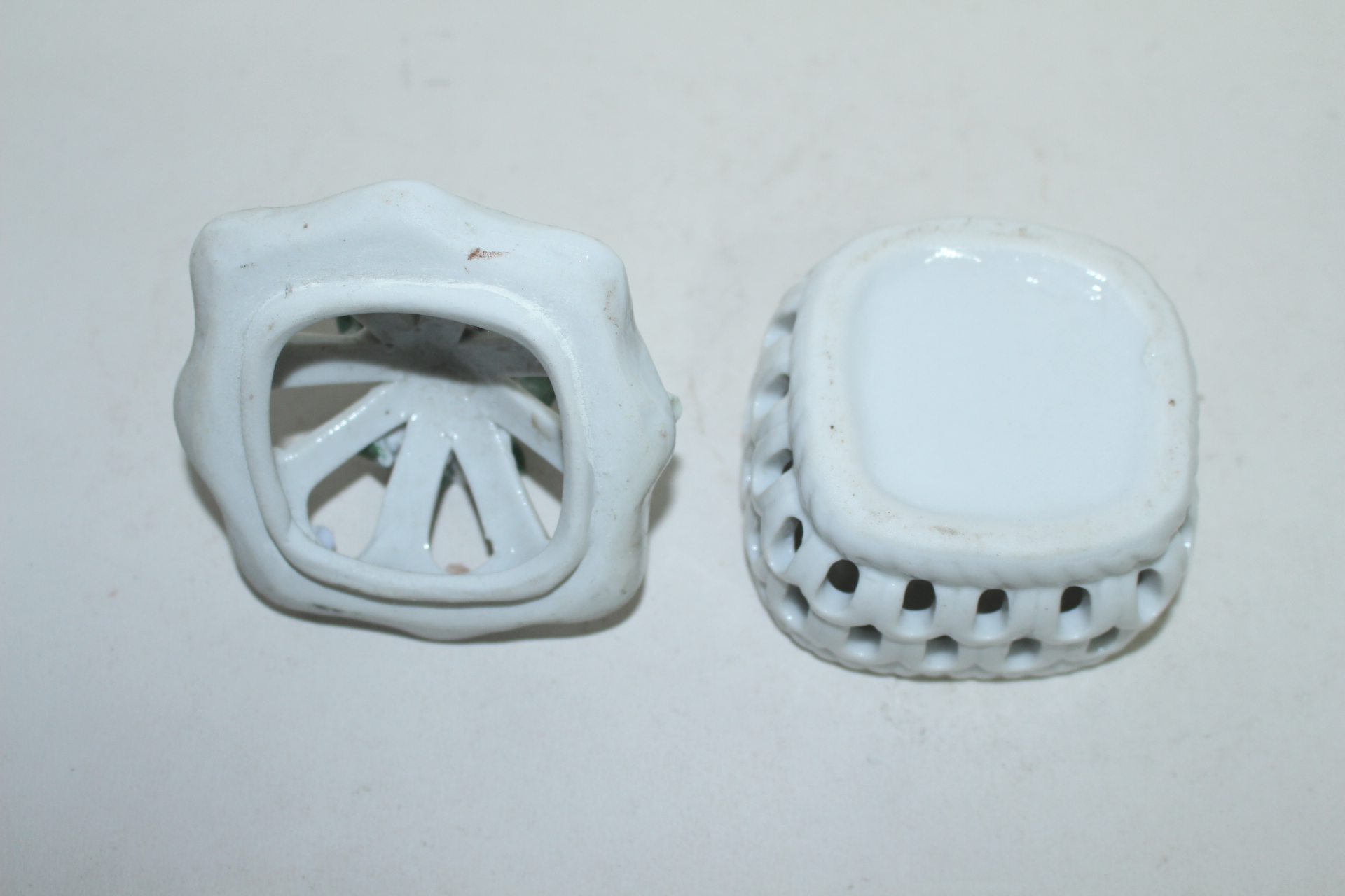 백자 투각화형 화문 합