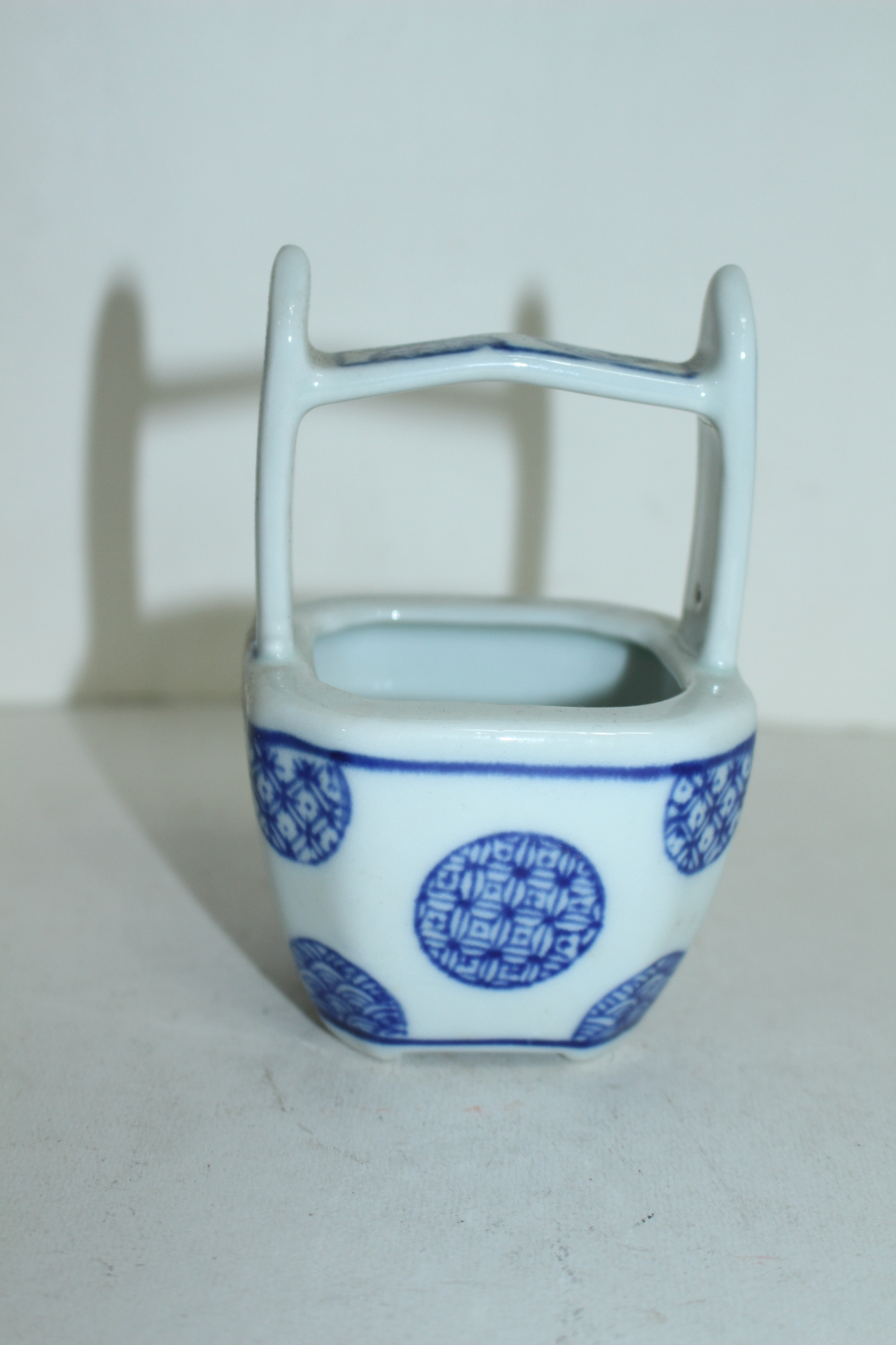 청화백자 추상화문 손잡이달린 완