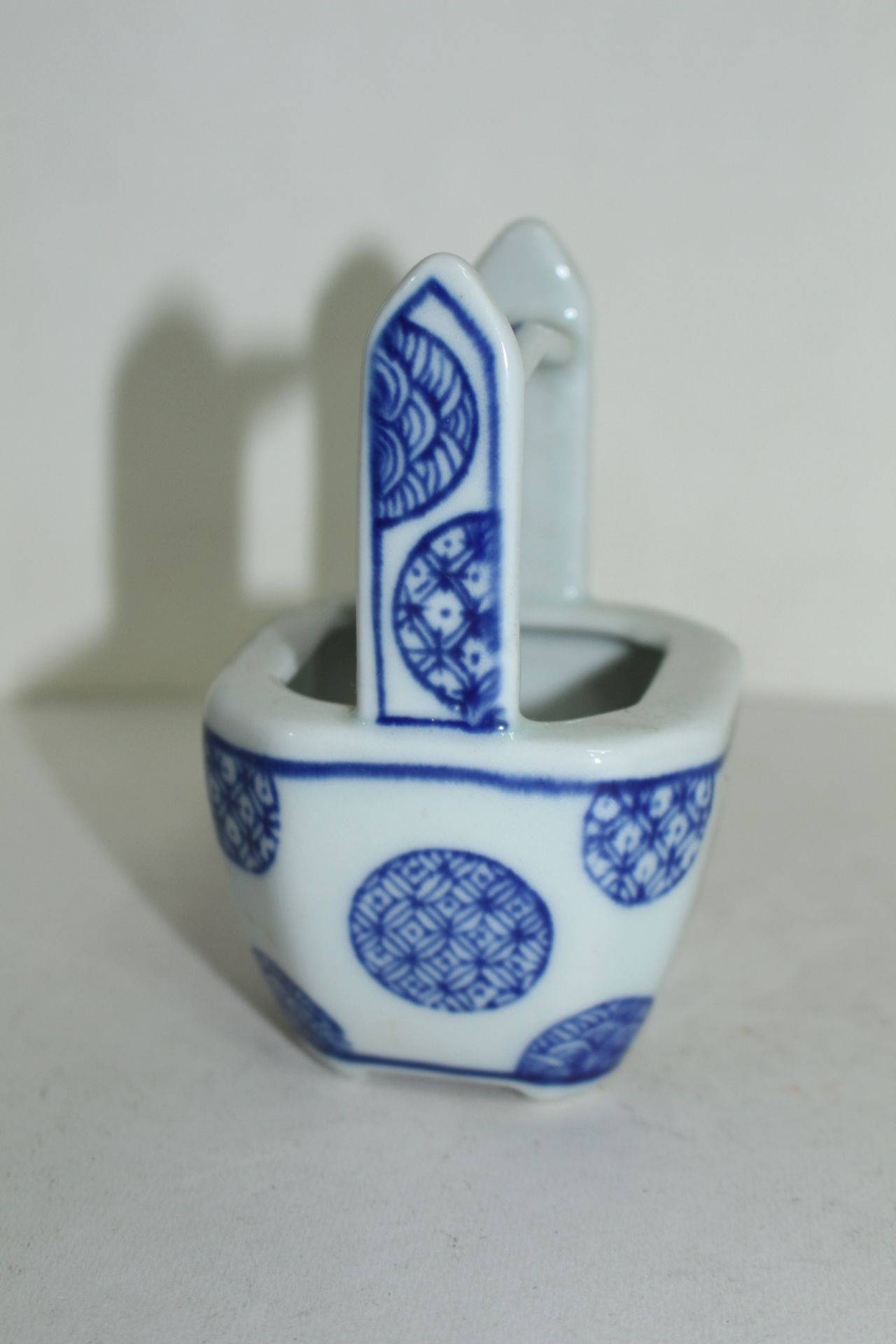 청화백자 추상화문 손잡이달린 완