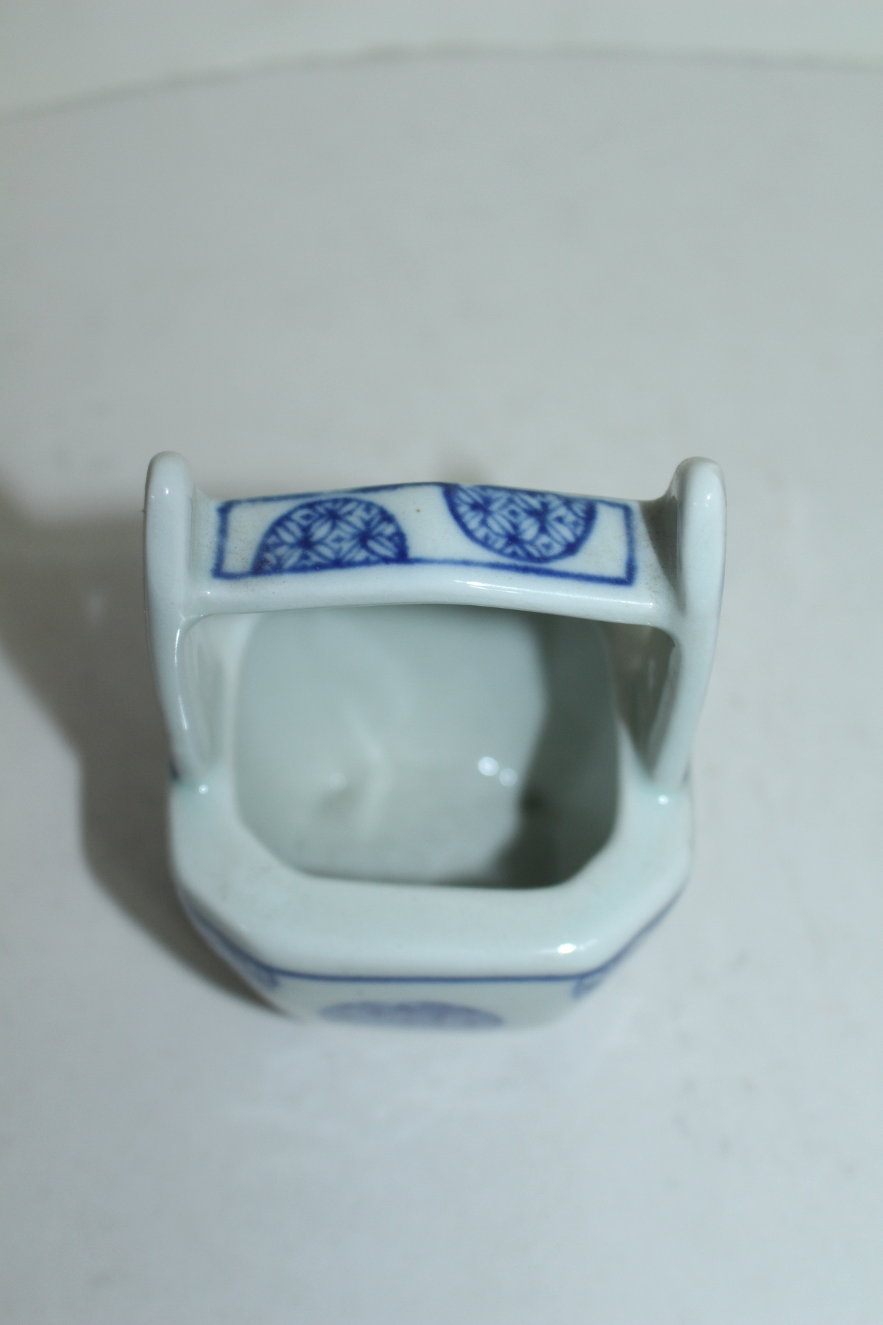 청화백자 추상화문 손잡이달린 완