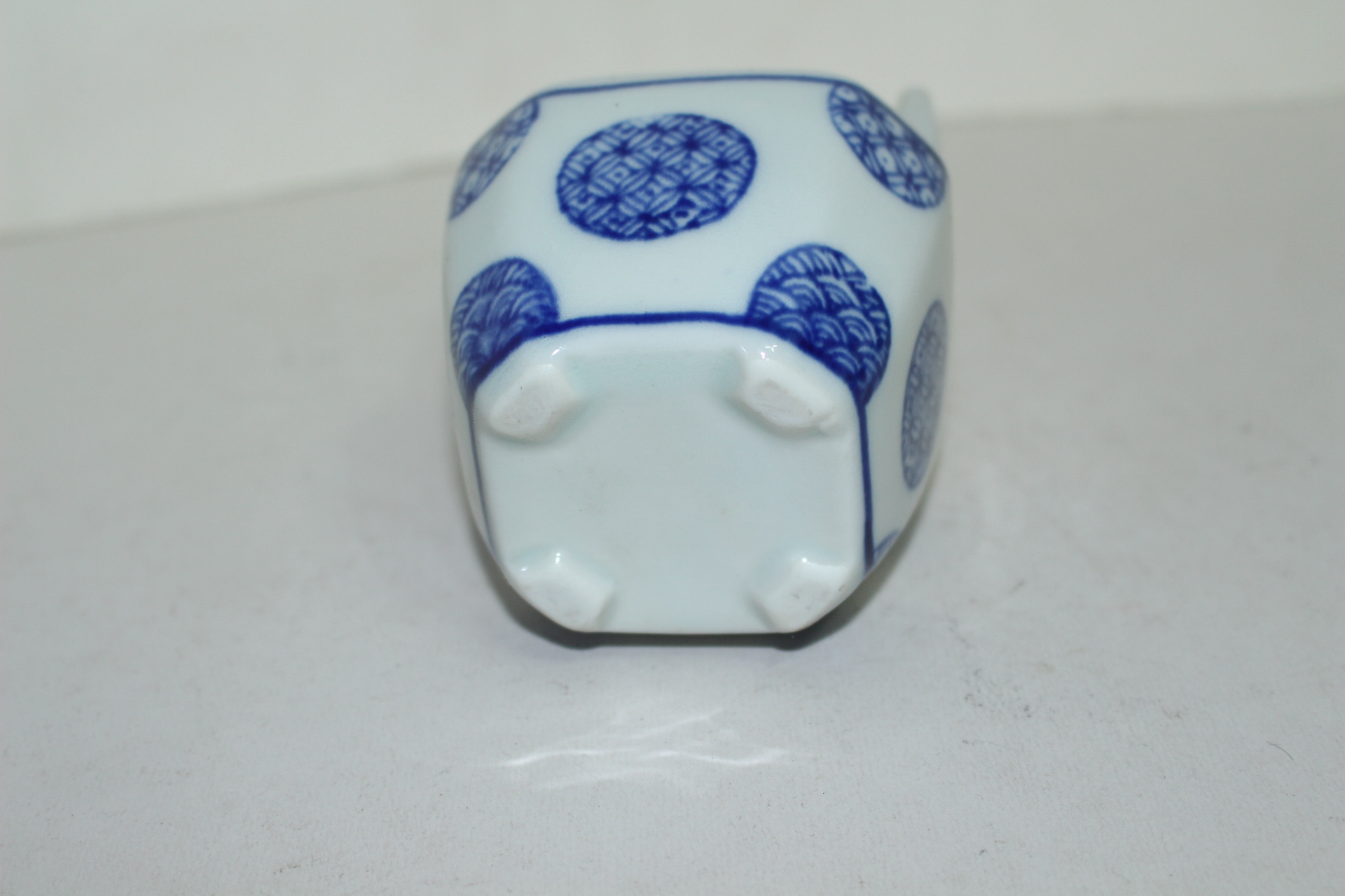 청화백자 추상화문 손잡이달린 완