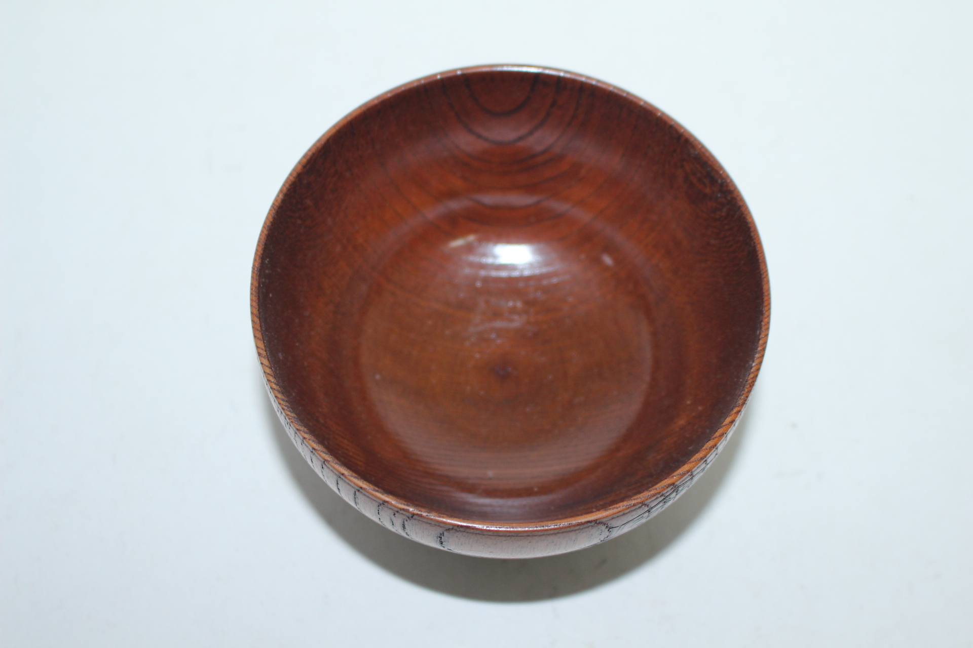 원목나무에 화문이 조각된 완