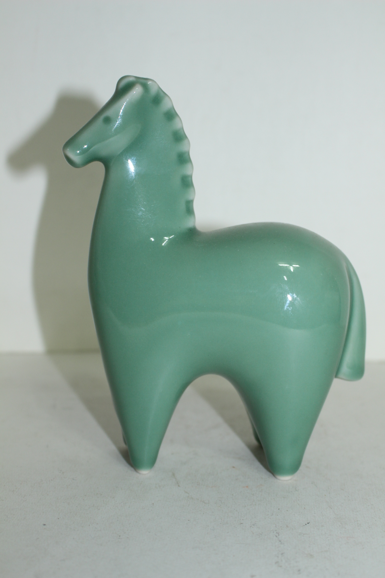 빛깔이 좋은 청자 말 조각상