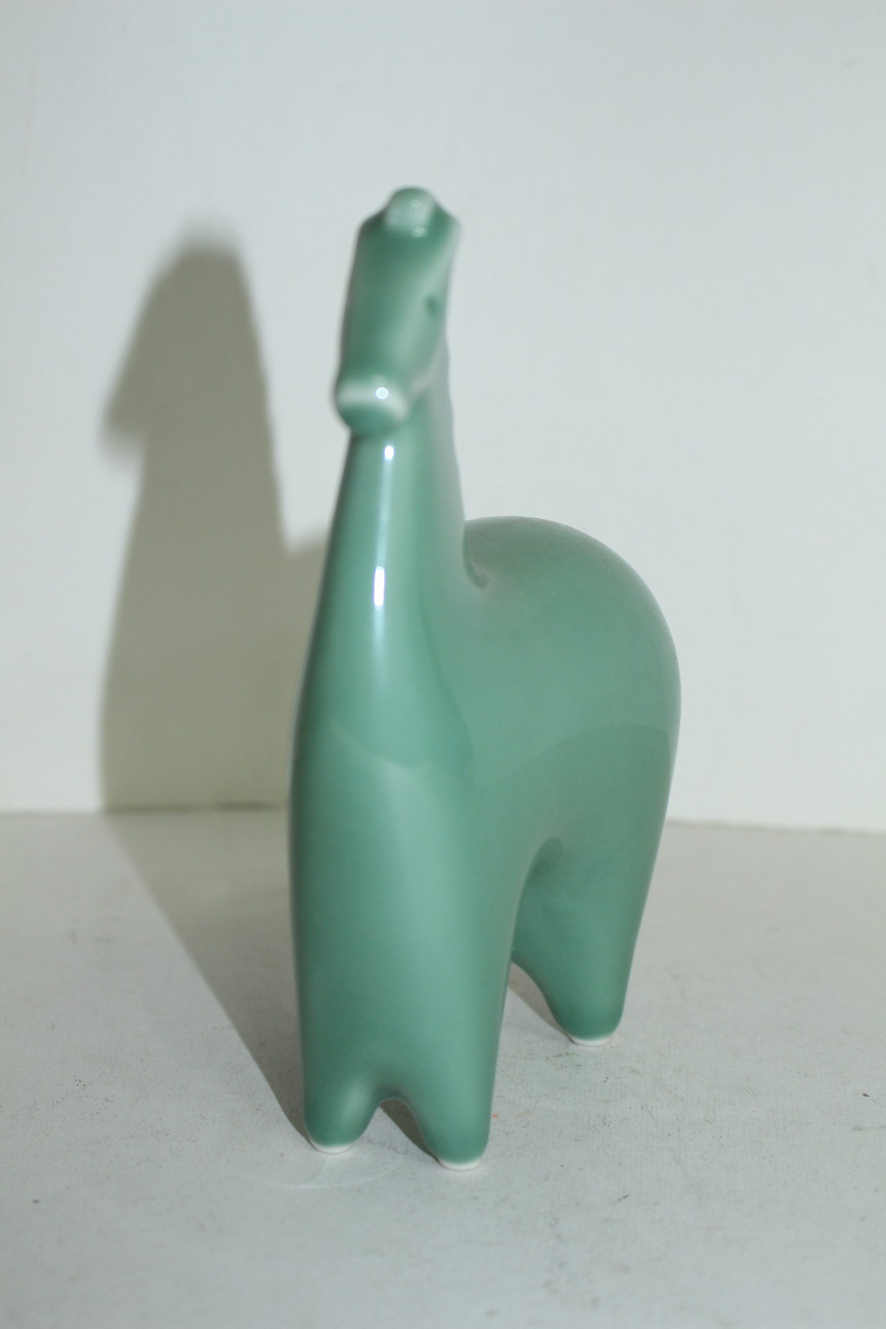 빛깔이 좋은 청자 말 조각상