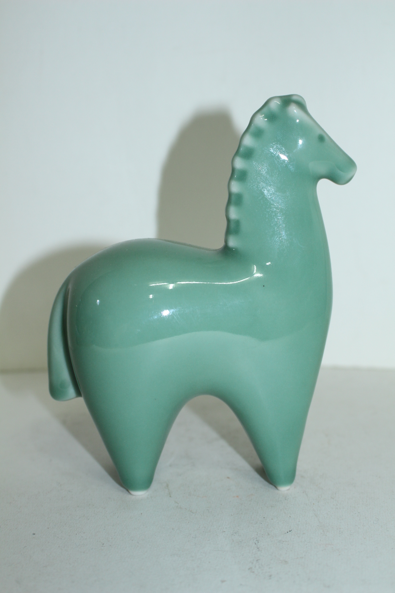 빛깔이 좋은 청자 말 조각상