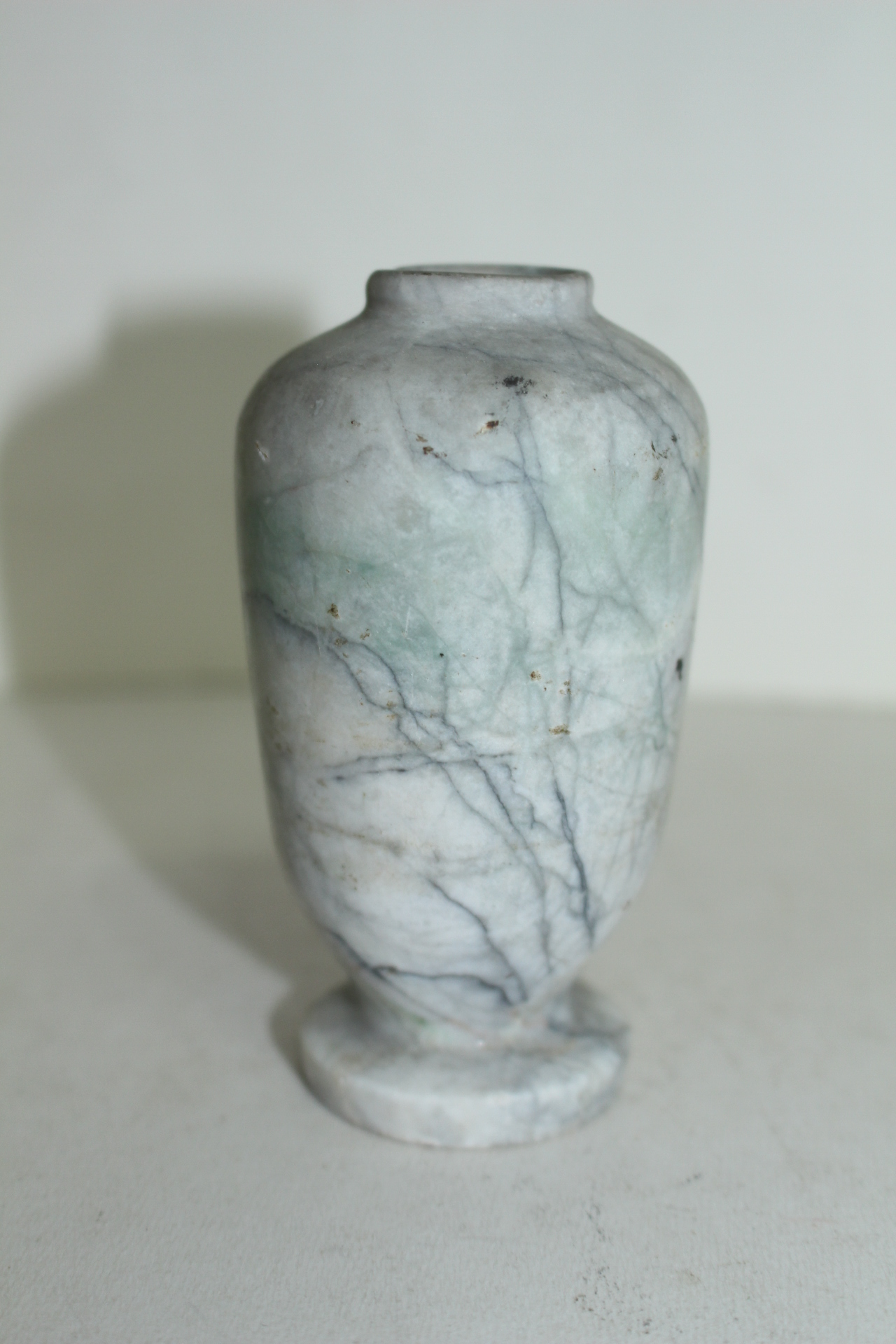 묵직한 대리석계열의 돌로된 호