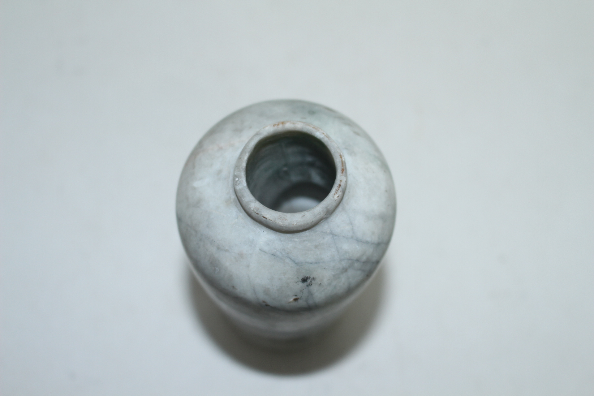 묵직한 대리석계열의 돌로된 호