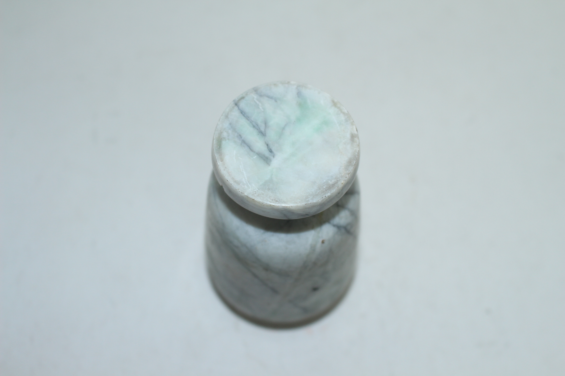 묵직한 대리석계열의 돌로된 호