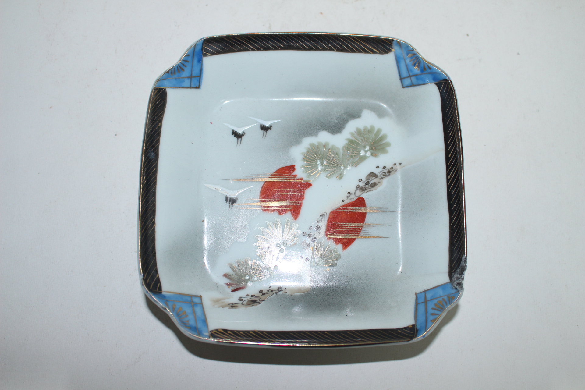 연대가좋은 철화백자진사노송문 사각완