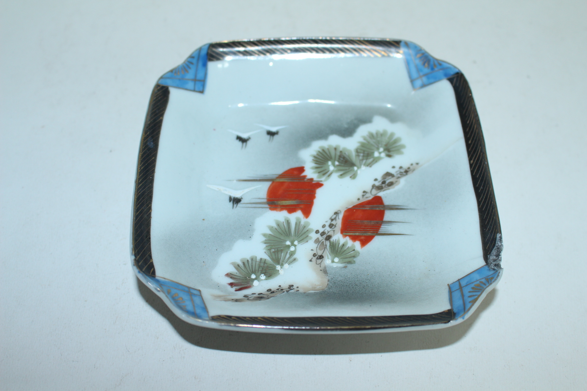 연대가좋은 철화백자진사노송문 사각완