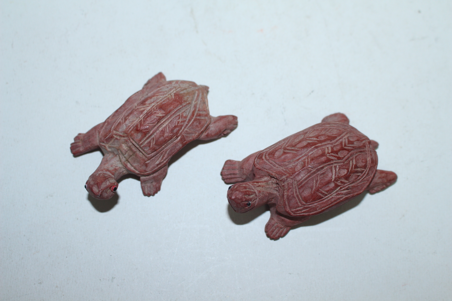 홍목계열의 나무를 정교하게 조각한 거북이 조각상 2점