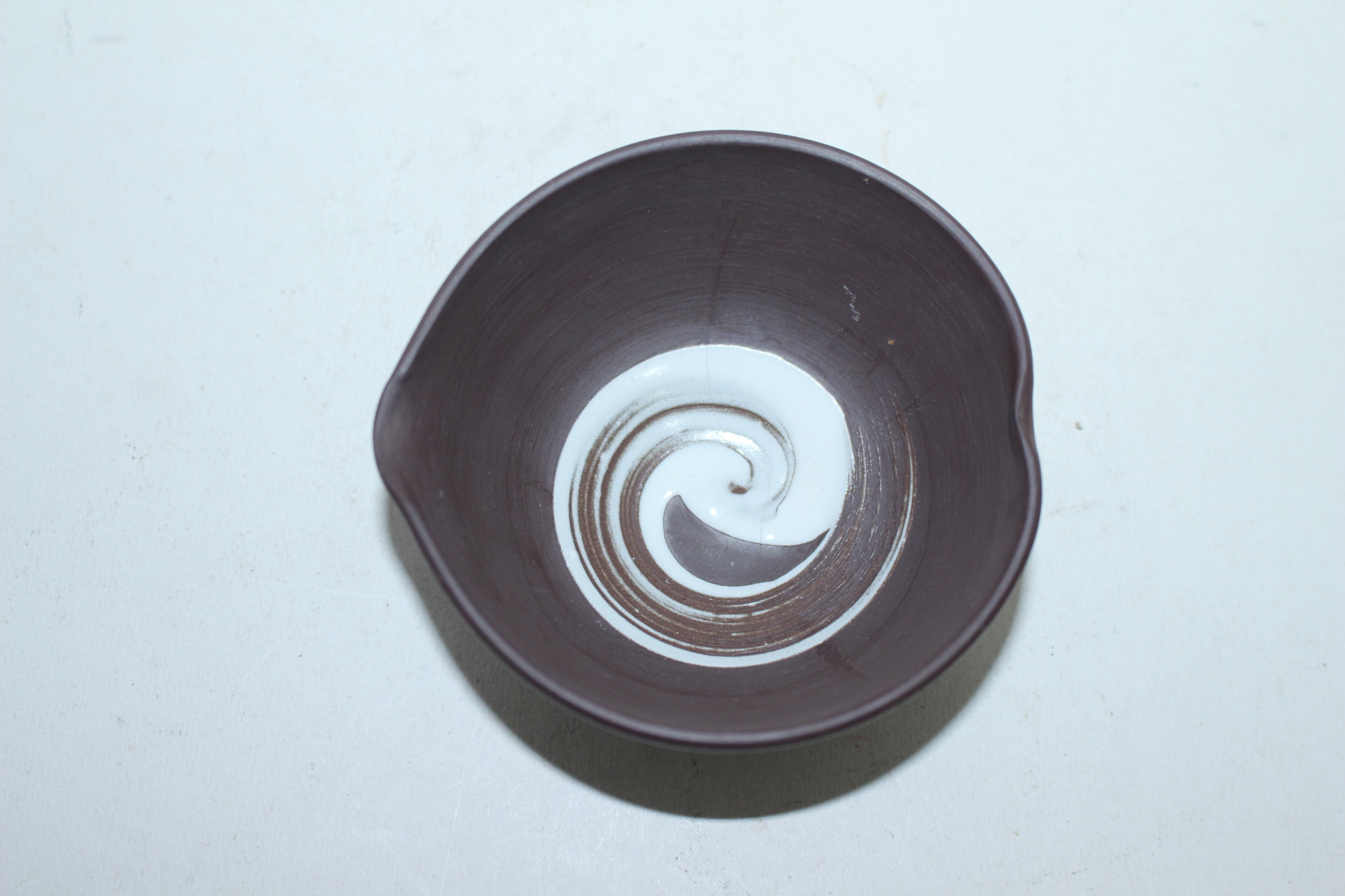 자사도자기 음각초화문 수구