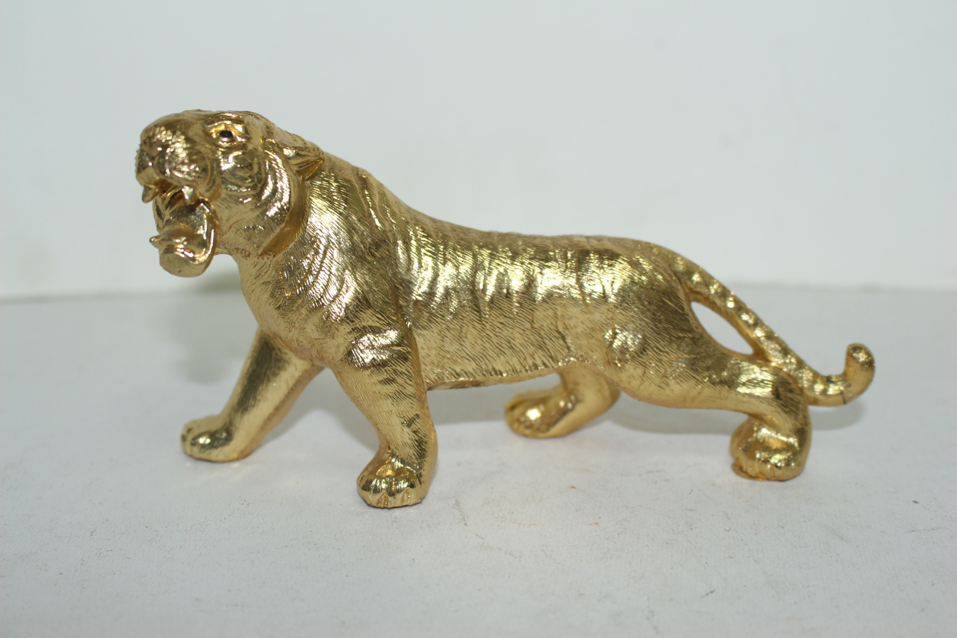 금속재질에 금채된 호랑이 조각상