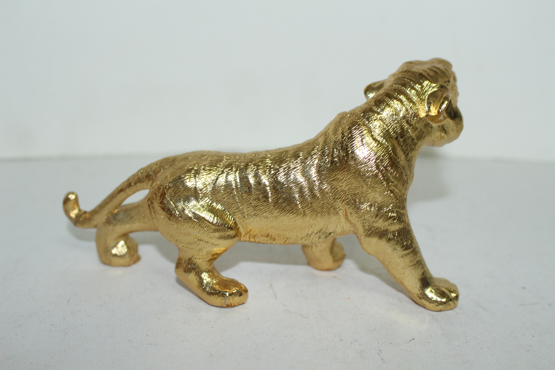 금속재질에 금채된 호랑이 조각상