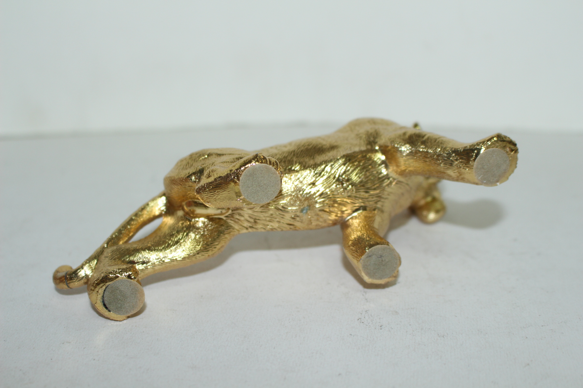 금속재질에 금채된 호랑이 조각상