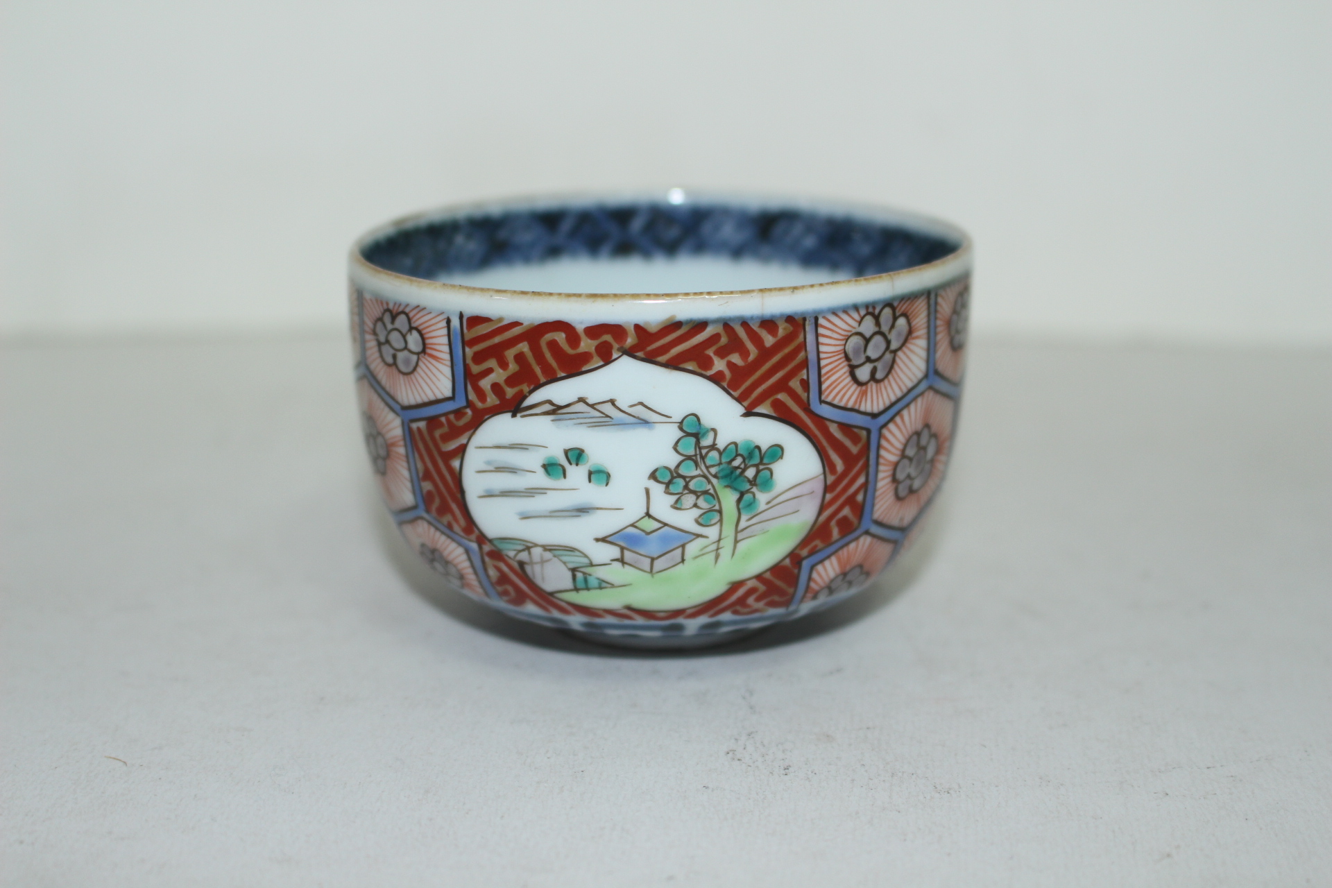 100년이상된 이마리 청화백자진사화문 잔