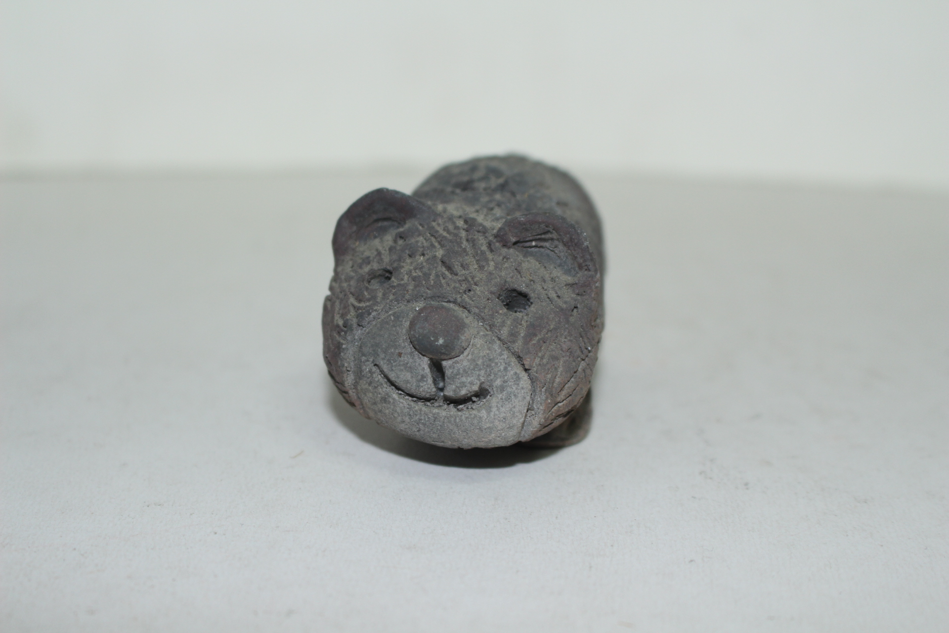 토기재질의 청자 돼지 조각상